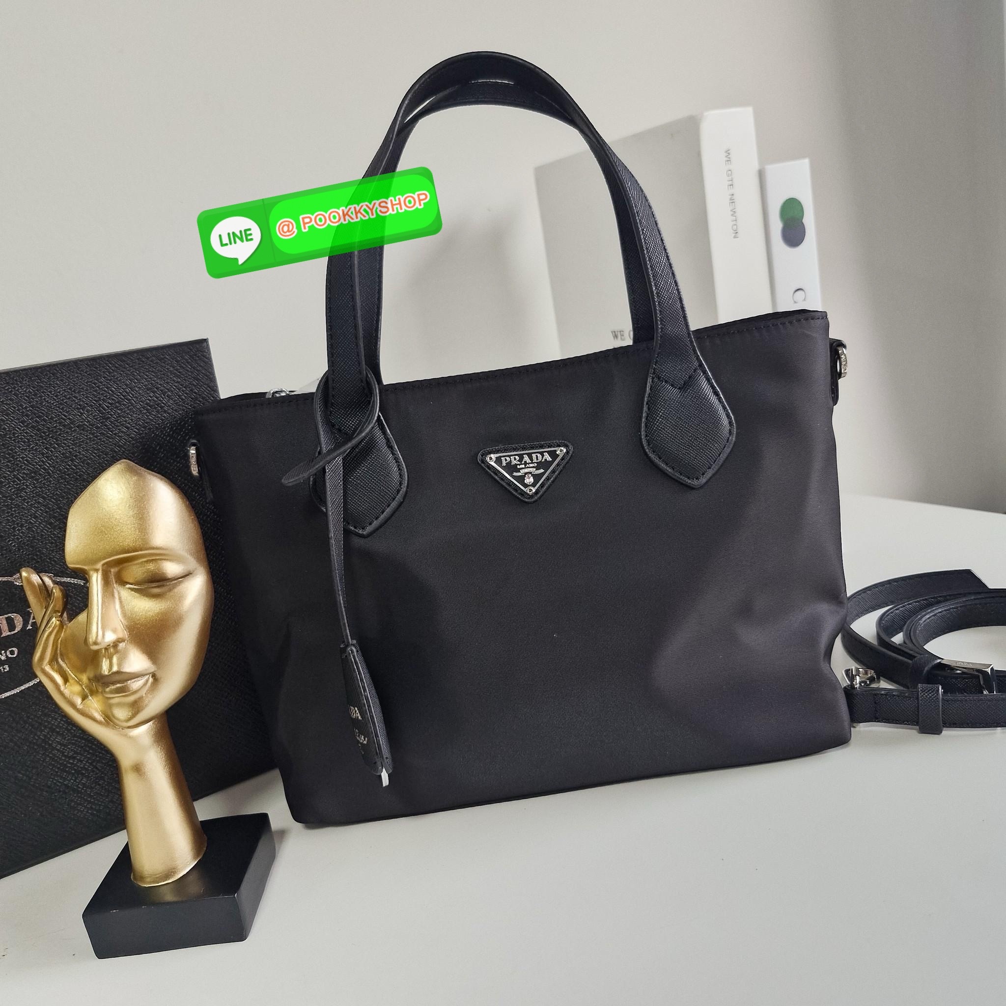 NEW ARRIVIAL กระเป๋าผ้าไนล่อน ทรงHandbag ขนาดกำลังดีมินิน่ารักมากค่า จากแบรนด์ PRADA เปิดปิดด้วยซิป ด้านในมีช่องซิปและช่องแยก แบ่งเป็นสัดส่วน ใส่กปต.ยาว เครื่องสำอางค์ ได้สบายค้า เหมาะกับการถือเป็น everyday look สุดๆ และยังมาพร้อมสายยาว Crossbodyได้อีกด้ว