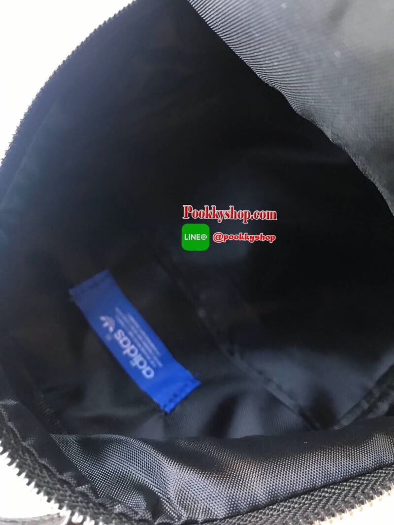 (สายสะพายสองเส้น/ถุงผ้าถุงซิปแบรนด์) ADIDAS AUTHENTIC IP MINI BACKPACK กระเป๋าที่เปลี่ยนได้ถึง3ลุคช์ ซึ่งเป็นได้ทั้งเป้ สะพายครอสบอดี้ หรือจะถือเก๋สุดๆ วัสดุหนังpu แต่งลายหนังด้านหน้า หนังนิ่มถือจับสบายมือ มีช่องซิปใช้งาน2ช่อง ใส่กระเป๋าสตางค์ยาว/โทรศัพท์