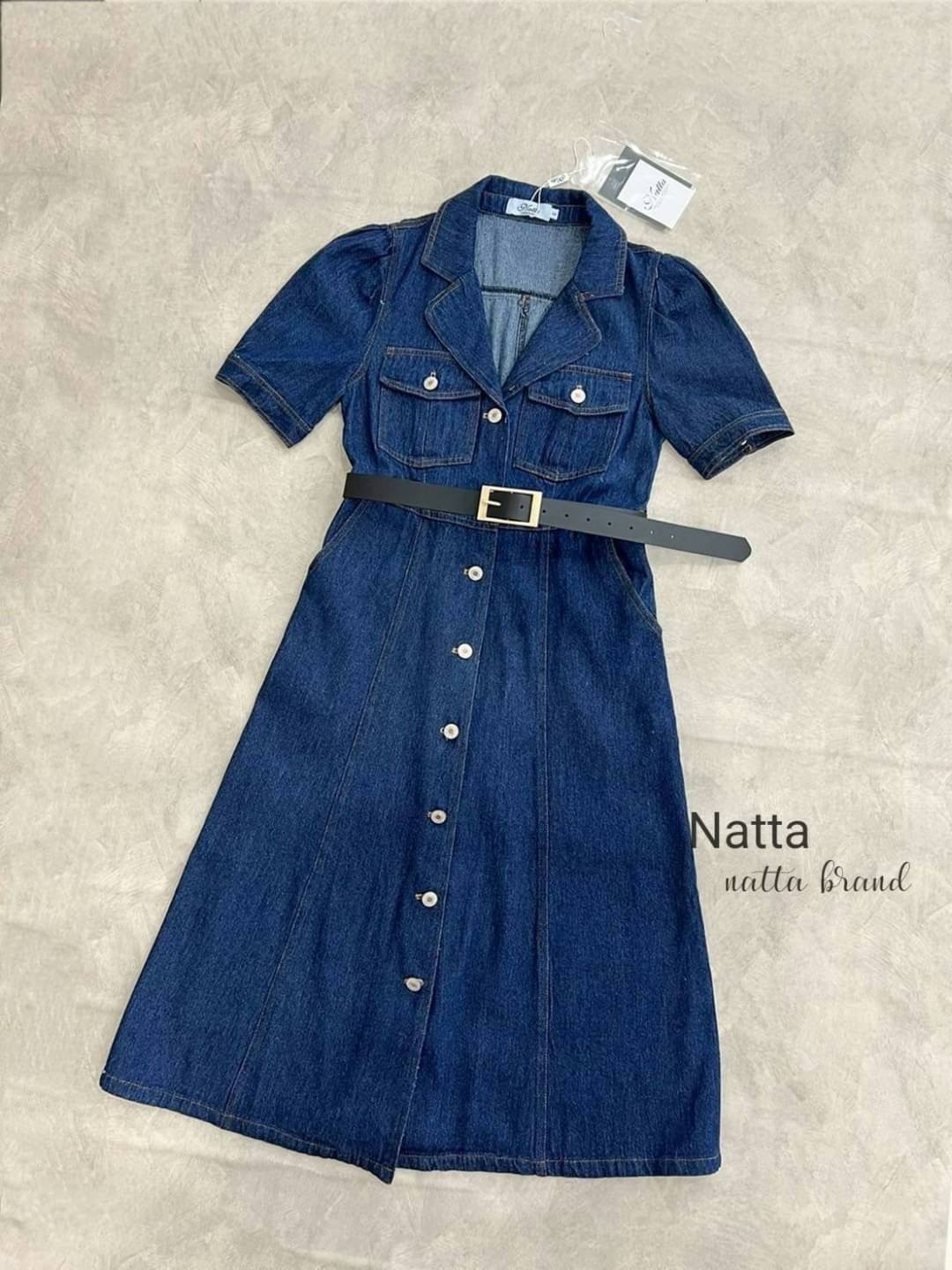 ชุดเดรสยีนส์ ติดกระดุมด้านหน้า มีกระเป๋าข้างใช้งานได้จริง มาพร้อมกับเข็ดขัด ใส่ได้ทุกโอกาส จะใส่ไปเที่ยว ใส่ทำงานเก๋ๆ ไม่ซ้ำใครแน่นอนจ้า ผ้ายีนส์สวย ใส่ได้ตลอดค่ะ