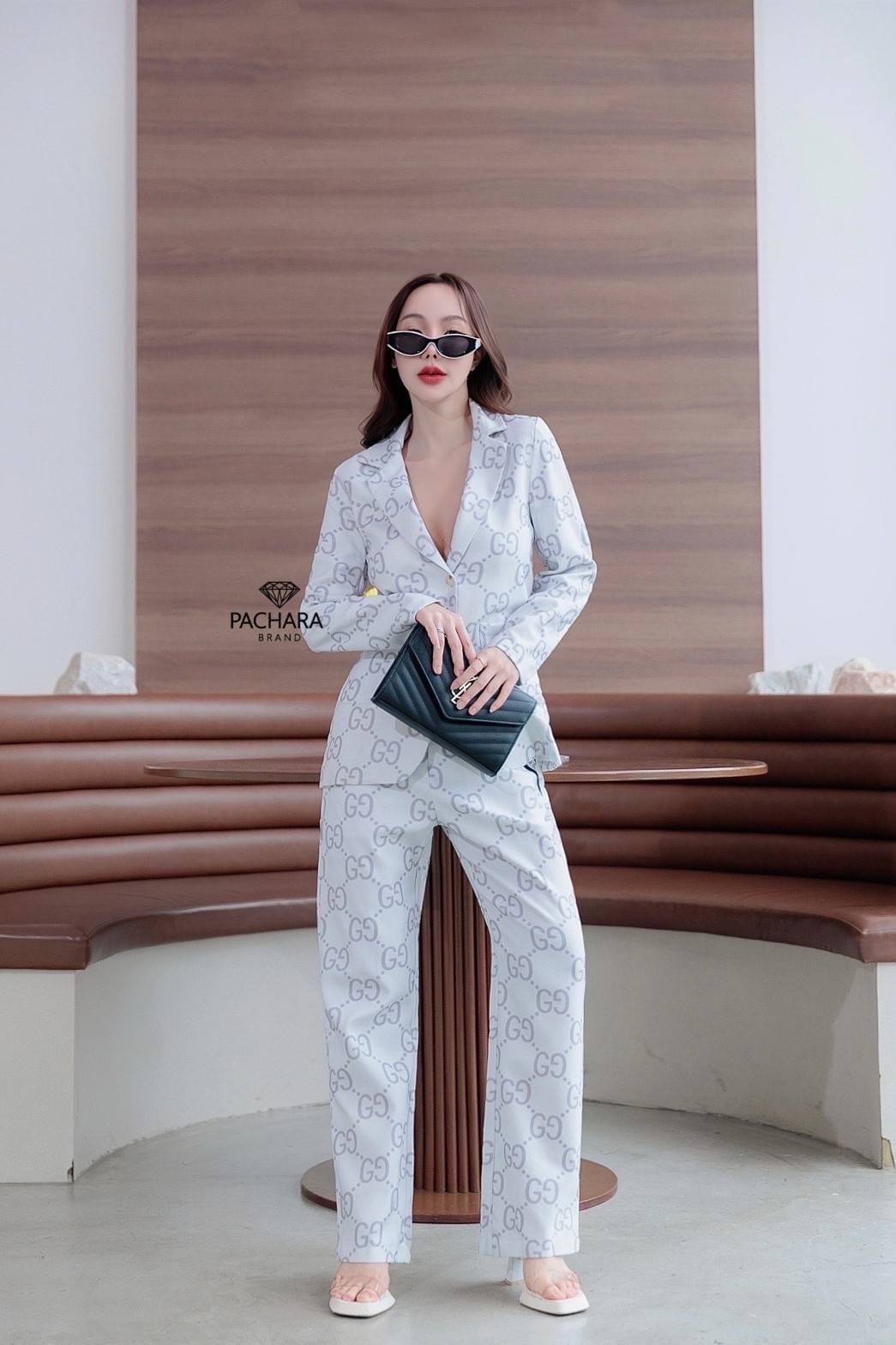 เซ็ต 2 ชิ้น เสื้อสูทแขนยาวสีเทาพิมพ์ลายแบรนด์ดังทั้งชุด แต่งกระเป๋าสองข้าง แมทช์คู่กับกางเกงขายาวเอวสูง เนื้อผ้าหนามีซับในอัดกาวอย่างดี งานซิปด้านหน้า รุ่นนี้แมทช์ง่ายใส่ได้หลายโอกาสเลยนะคะ