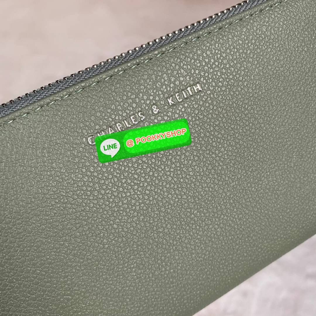 CHARLES & KEITH LONG ZIP AROUND WALLET กระเป๋าเงินใบยาวซิปรอบถูกหลังฮวงจุ้ย คอลเลคชั่นสีสุภาพหนังปั๊มลายคาเวียร์ทั้งใบ น้ำหนักเบา ด้านในกระเป๋าแบ่งเป็น 3 ช่องใหญ่ มีช่องซิปใส่เหรียญตรงกลาง จุการ์ด 12 ช่อง สามารถใส่ธนบัตรได้ตามยาวอีก 2 ช่อง มาพร้อมกล่องและ