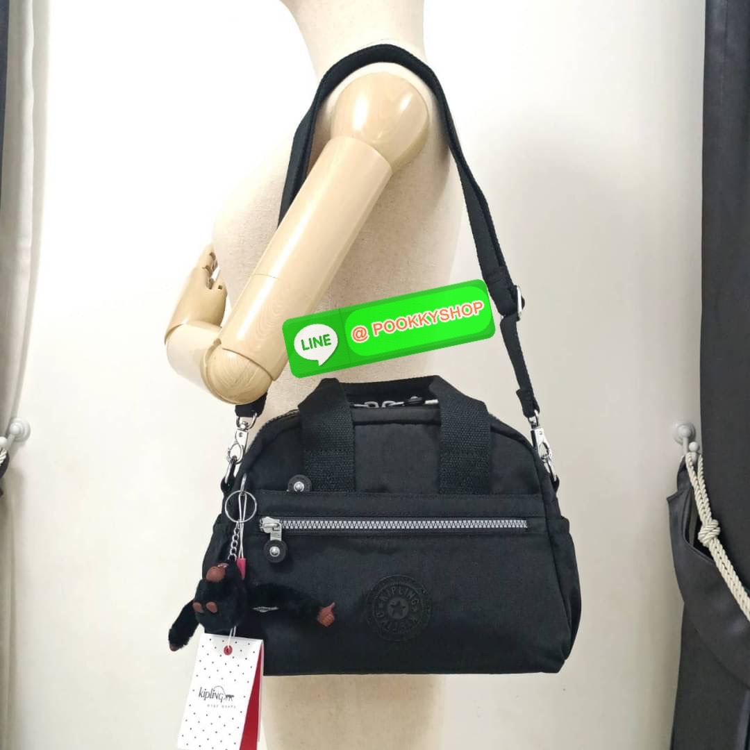 Kipling K1006 Handbag กระเป๋าถือหรือสะพาย วัสดุ Polyester 100% รุ่นใหม่ มีให้เลือกทั้งแบบเรียบ และ ลายน่ารัก มีช่องแยกด้านหน้า 2 ช่อง ช่องหลักโล่งกว้าง พร้อมช่อง pocket แยก 2 ช่อง ใช้งานได้ครบครัน สามารถสตางค์ใบยาวได้ ขนาดกำลังดี จะใช้ทำงาน ไปเรียน หรือ ถ