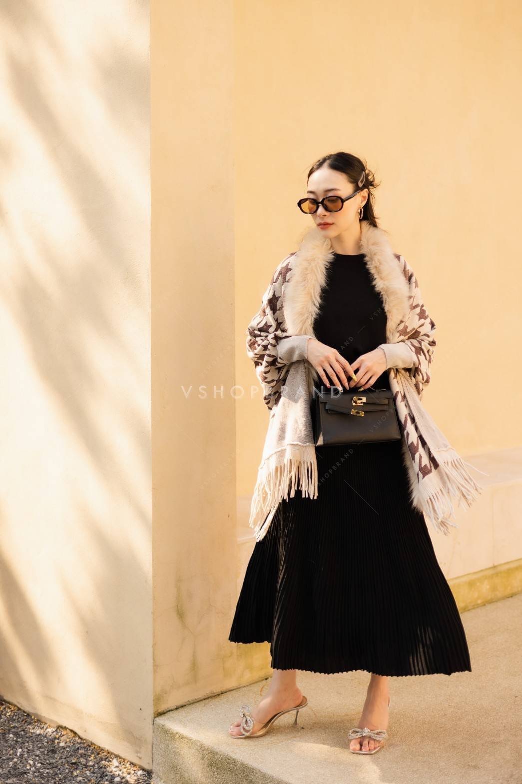 เสื้อคลุมแขนยาวลายชิโน แต่งขนเฟอช่วงคอ ช่วงปลายแต่งพู่ งานสวยแพงให้ลุคมาดามสาวท่านหนึ่ง ผ้าคลุมนิ่มเวอร์ ใส่สบาย รีบจับจองเป็นเจ้าของได้เลยจร้า