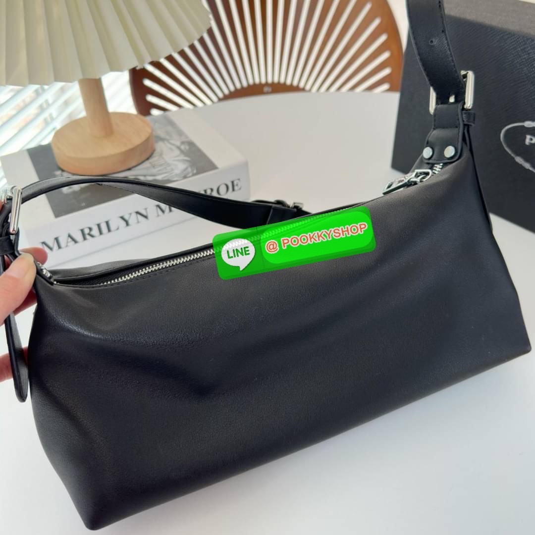 ✨ รุ่นใหม่แนะนำ!! สวยหรูมาก วัสดุหนังทั้งใบ สวยหูไฮโซ กันน้ำได้ ด้านหน้ามีโลโก้แบรนด์ ด้านในบุผ้าปั้มแบรนด์ เปิดปิดด้วยซิป ช่องโล่งกว้างพร้อมช่องซิป สามารถใส่ กระเป๋าสตางค์ยาวได้ มือถือได้ทุกรุ่น สายปรับได้3ระดับ อะไหล่เงินทั้งใบ เด็ดๆแบบนี้ห้ามพลา