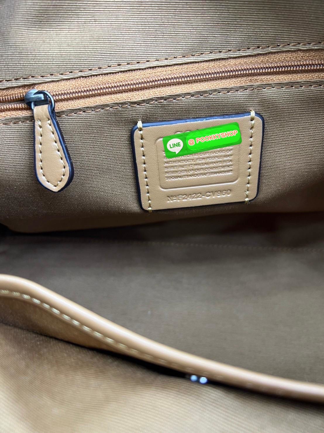 COACH ROWAN SATCHEL IN SIGNATURE CANVAS จุดเด่นของกระเป๋าทรงsatchel bag คือรูปทรงของกระเป๋าดูแข็งแรง มั่นคง ไม่เสียทรงง่าย มาพร้อมหูหิ้วที่ด้านบนของกระเป๋า ลายแคนวาสที่เป็นซิกเนเจอร์แบบเอกลักษณ์ ช่องใช้งานทุ้งภายในและภายนอก นอกจากนี้ กระเป๋าประเภทนี้ยังมี