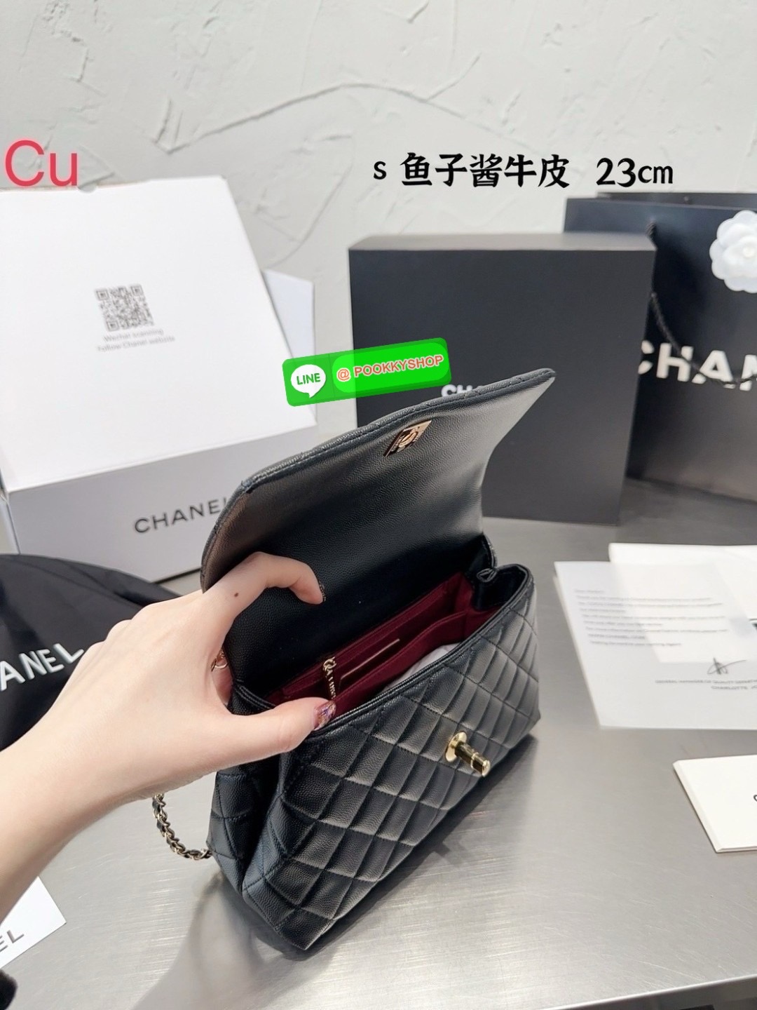 CHANEL Coco Small Top Handle Bag กระเป๋าสะพายสุดคลาสสิค สวยหรูพร้อมมือจับในตัว อะไหล่ทองสวยมาก มาพร้อมกล่อง อปก ครบเซ็ท รอบนี้จัดราคาพิเศษสุดคุ้มค่ะ โดดเด่นและดูแพง ไม่อยากให้พลาดเลยน้า