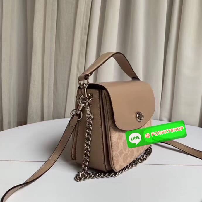COACH 89089 CASSIE CROSSBODY 19 IN SIGNATURE CANVAS คัมแบ็คแล้วจ้า!! เรียบหรู ดูดี ต้องไอเท็มนี้เลย!! กระเป๋าสะพายข้าง สุดพิเศษ!! มีสายมาให้ถึง 3 แบบ!! สลับใช้แมทช์ตามสไตล์ได้เลย วัสดุหนังแคนวาสสลับหนังแท้ บอกเลยว่าสวยทุกสีนะคอลนี้ เปิด-ปิดด้วยตัวบิดล็อค