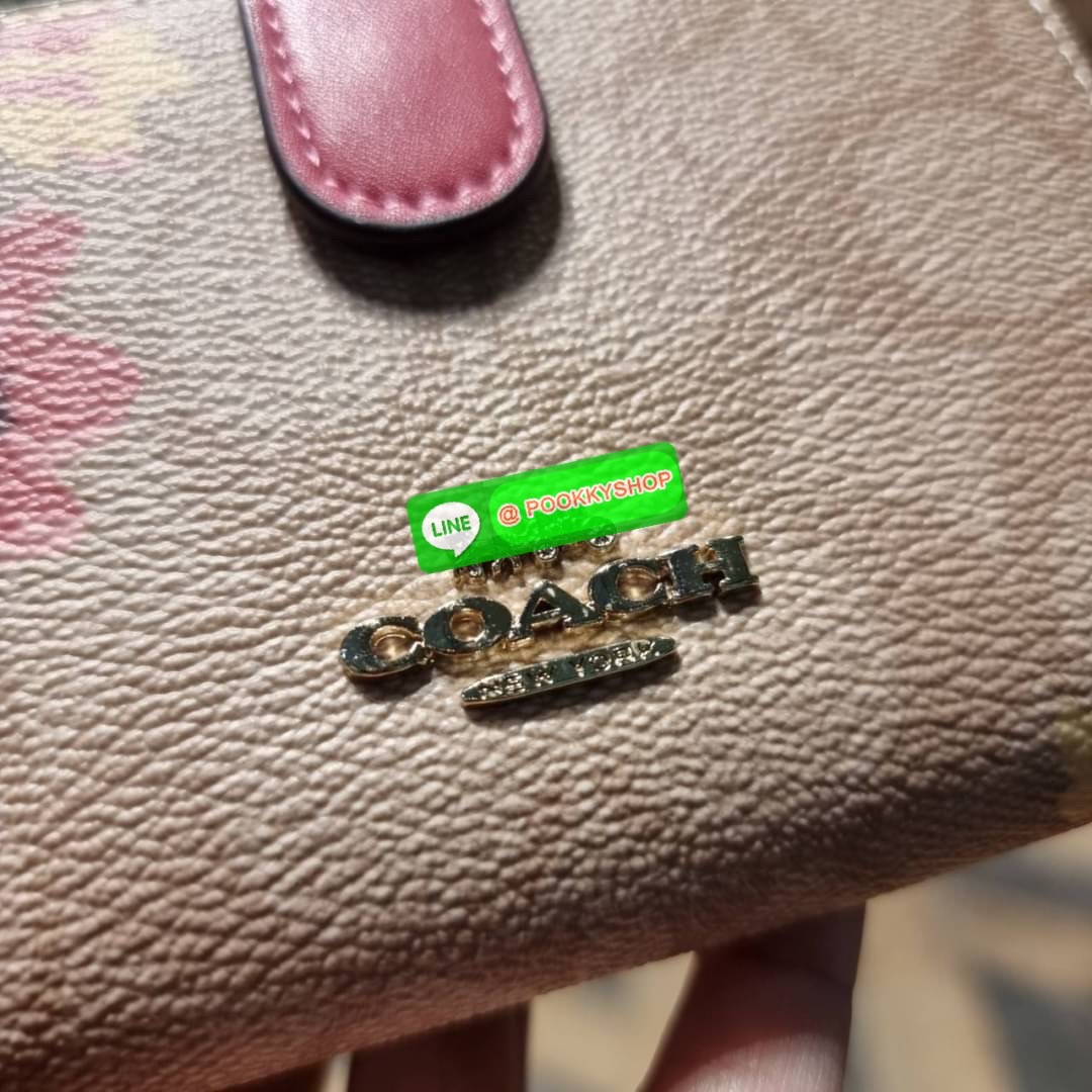 COACH F73374 MEDIUM CORNER ZIP WALLET IN SIGNATURE CANVAS WITH LILLY PRINT สายคุณหนูต้องมาแล้วน้า!! ลายใหม่ล่าสุด!! ดอกลิลลี่มุ้งมิ้ง หวานๆไปอีก กระเป๋าสตางค์ใบกลาง 👛 ขนาดกำลังเหมาะมือ วัสดุหนังแคนวาสเคลือบลาย ดูแลรักษาง่าย มีช่องใส่บัตรและธนบัตรค