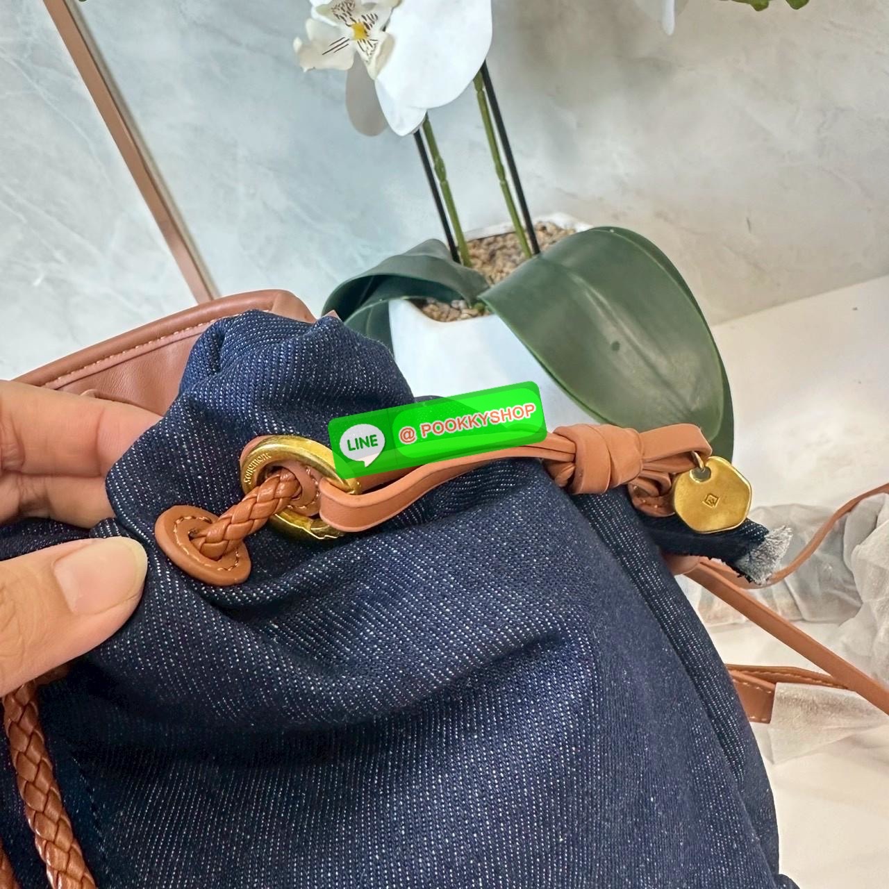 Songmont Series Backpack Female Small Capacity Songmont Drawstring Backpack กระเป๋าเป้สายรูดทรงชิคที่กำลังเป็นกระแสฮิตสุด ๆ เพราะดีไซน์เรียบเก๋ ใช้งานง่าย และแมทช์ได้หลายสไตล์ ดีไซน์ unisex ใช้ได้ทั้งผู้หญิงและผู้ชาย ดีไซน์: ทรงถุงสายรูด (Drawstring) ดูมิ