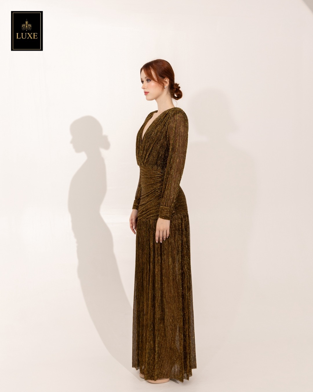 เดรสแฟชั่น แม็กซี่เดรสเสื้อคอวีป้าย แขนยาวเสริมไหล่ กระโปรงจับเดรปย่นเข้ารูปตรงสะโพก