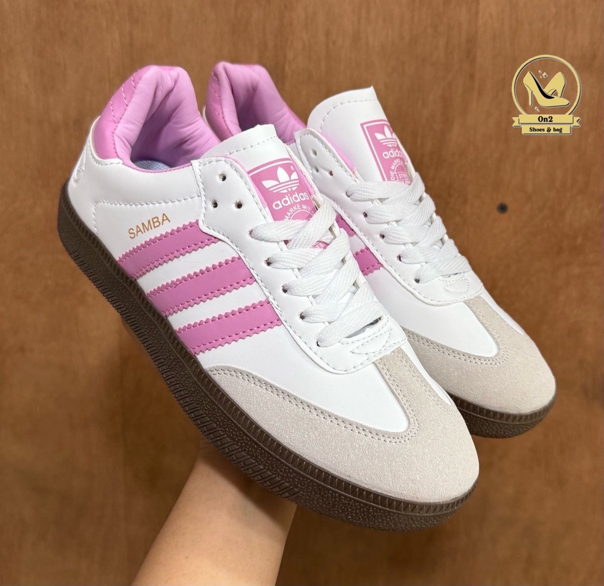 Adidas Samba รองเท้ารุ่นตำนาน จากใส่เตะบอล แต่กลับกลายมาเป็นไอเทมแฟชั่นระดับโลกSamba มาในทรงวินเทจสุดคลาสสิก พื้นยางทรงหมากฝรั่งกับแถบ 3 เส้นเอกลักษณ์ของแบรนด์ ให้ลุคเท่แบบสตรีทสไตล์ ใส่สบาย ใส่ได้ทุกวัน ไม่ว่าจะจับคู่กับกางเกงยีนส์ เสื้อยืด หรือชุดเดรสก็