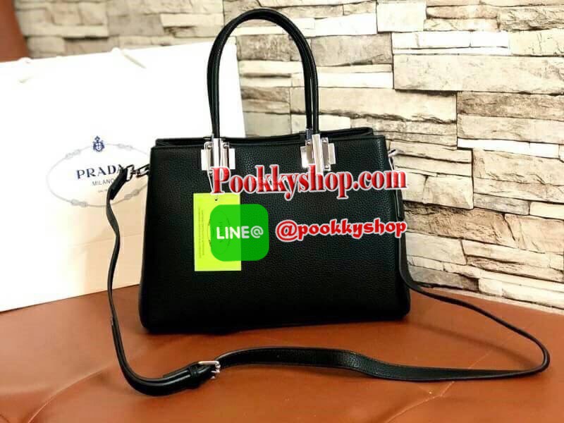 งานพรีเมี่ยมกิ้ฟ จากเคาเตอร์ต่างประเทศค่ะ รุ่น Limited edition ค่า ได้ กระเป๋าอเนกประสงค์ ทรงสวยจากแบรนด์ PRADA มาค่า เป็น กระเป๋าหนังลายลิ้นจี่ ใบนี้มีสายยาวให้ค่ะ เลิศมาก สะพายเป็น shoulder bag หรือ ถือได้ค่ะ ขนาดใบใหญ่ค่ะ ใช้แล้วสวยมากๆ อะไหล่silver ซิ