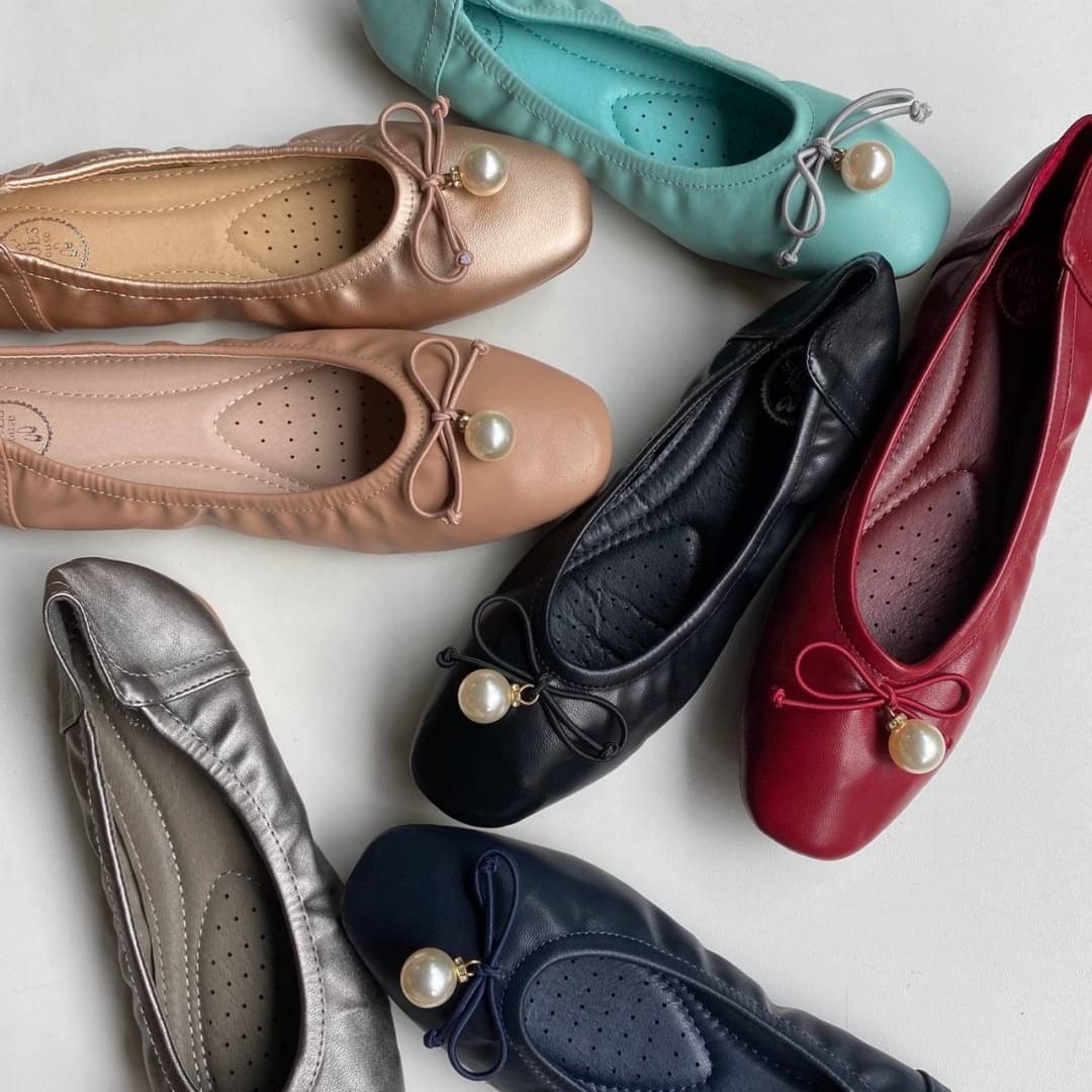 พร้อมส่ง รองเท้าคัทชูนิ่มๆๆ ส้นแบน ไม่เจ็บเท้านะคะ พื้นซับ มีระบายอย่างดี หลายคนชอบงานดี ใส่สบายจริงๆๆ