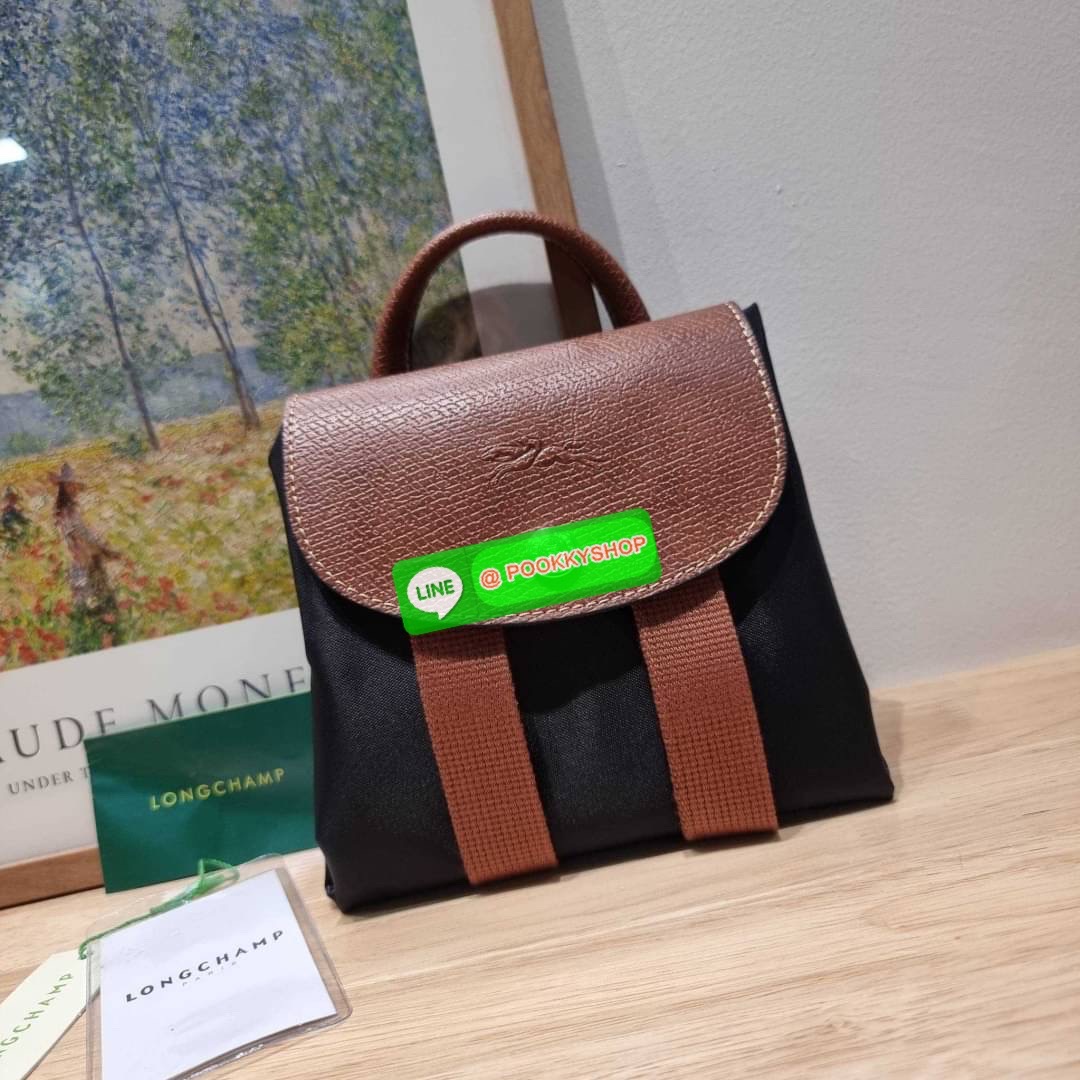 Longchamp le pliage original backpack 🔆 Details สวยคลาสสิคต้องไม่พลาด กับกระเป๋าสะพายทรงเป้ ขนาดกำลังดี น้ำหนักเบา ดีไซน์เรียบง่าย แต่ดูแพง ปากกระเป๋าออกแบบให้มีฝาปิดและซิปแน่นหนา สายสะพายสามารถปรับใช้ตามชอบ ภายในโล่งกว้าง จุของได้สบายๆ พกพาไปไหนก