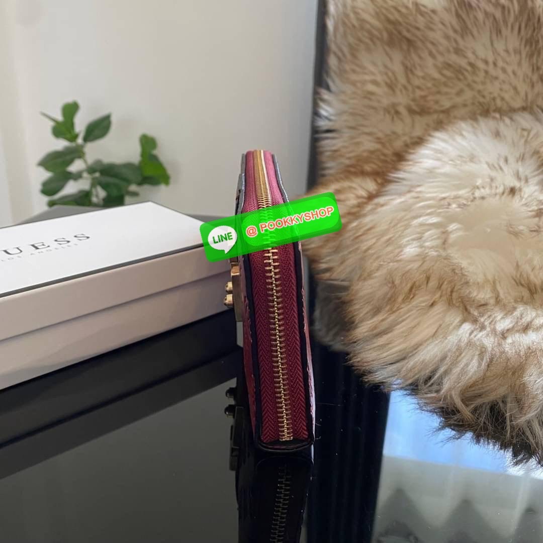 Guess Long Wallet กระเป๋าเงินใบยาวซิปรอบ ด้านหน้ามีโลโก้แบรนด์สีเข้ากระเป๋าสวยสะดุดตา รุ่นนี้มีสายคล้องมือมาให้ เพื่อใช้งานง่ายและสะดวกมากยิ่งขึ้น ด้านในมีช่องใส่ธนบัตร ช่องใส่บัตร และช่องซิปใส่เหรียญค่ะ