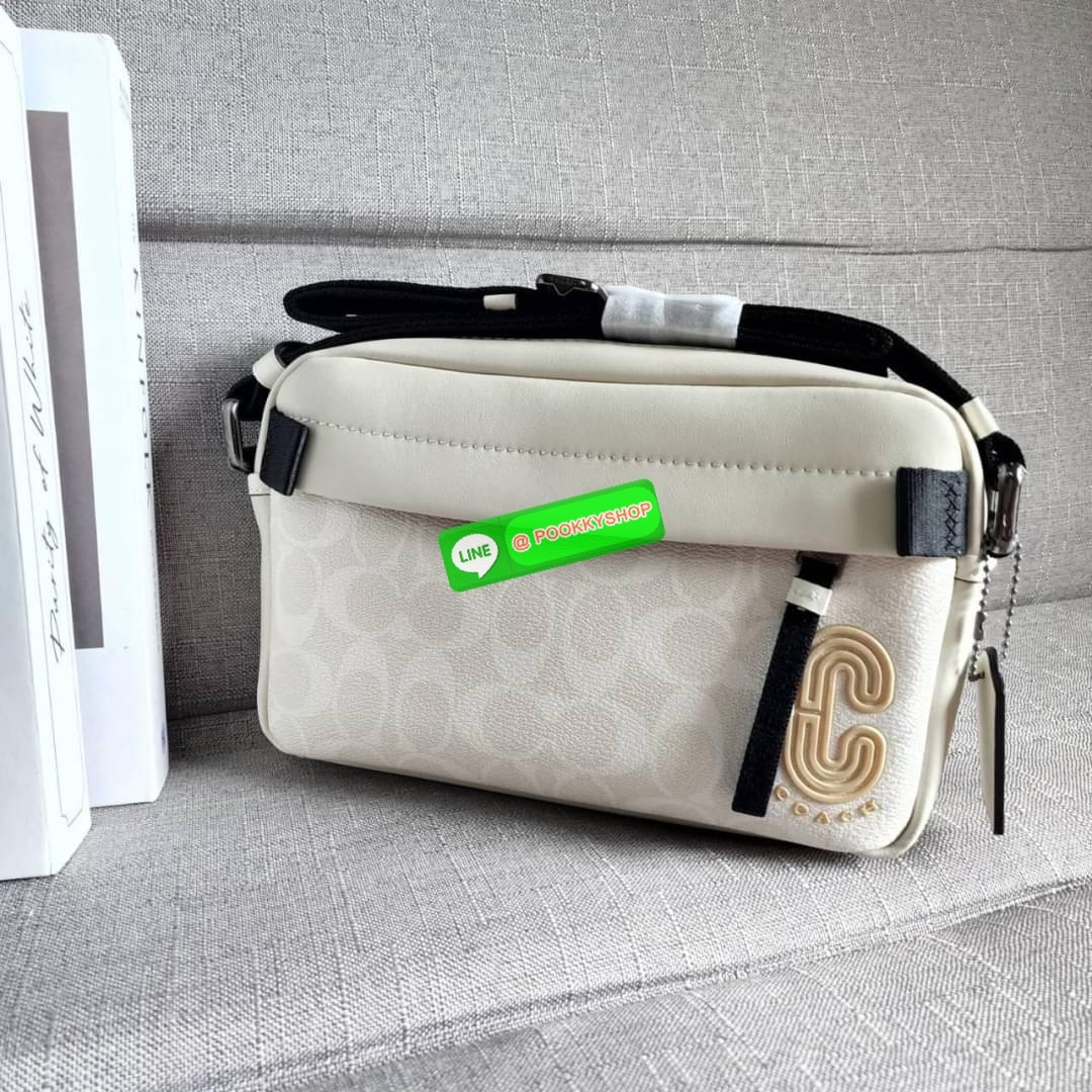 COACH EDGE CROSSBODY IN SIGNATURE CANVAS (2338) กระเป๋าสะพายข้าง วัสดุแคนวาสตัดขอบหนังแท้ หนังนิ่มมืออย่างดีค่ะ ด้านหน้ามีช่องซิปซ่อนให้หนึ่งช่อง เปิดปิดช่องหลักแบบซิปคู่ภายในกว้าง ใส่ของได้จุเลยนะคะ มีช่องซิปและช่องเล็กให้อีก2ช่อง ด้านหลังกระเป๋าจะเป๋าช่