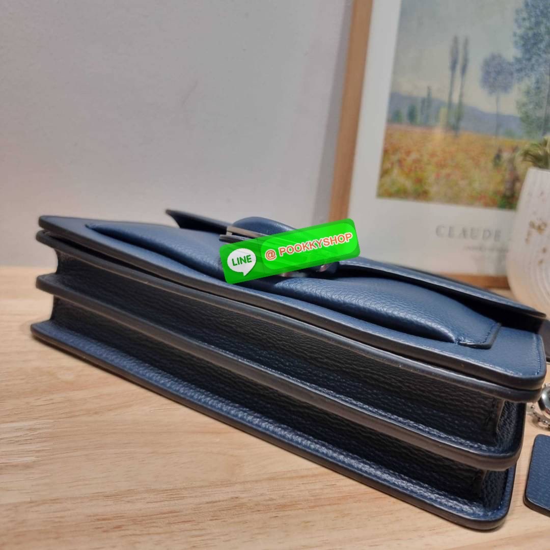 COACH CH735 TABBY SHOULDER BAG 26 🔆 Details ดีไซน์ใหม่ปี 2023 กับกระเป๋าสะพายไหล่สุดฮอต วินเทจย้อนยุค สวยคมชัด คลาสสิคใช้ได้ทุกลุค เปิด-ปิดด้วยแม่เหล็กในตัว รับรองแน่นหนา ด้านหลังมีช่องแยก ภายในเป็นช่องโล่ง ขนาดกำลังสวย มีสายสะพายมาให้ถึง 2 แบบ สา