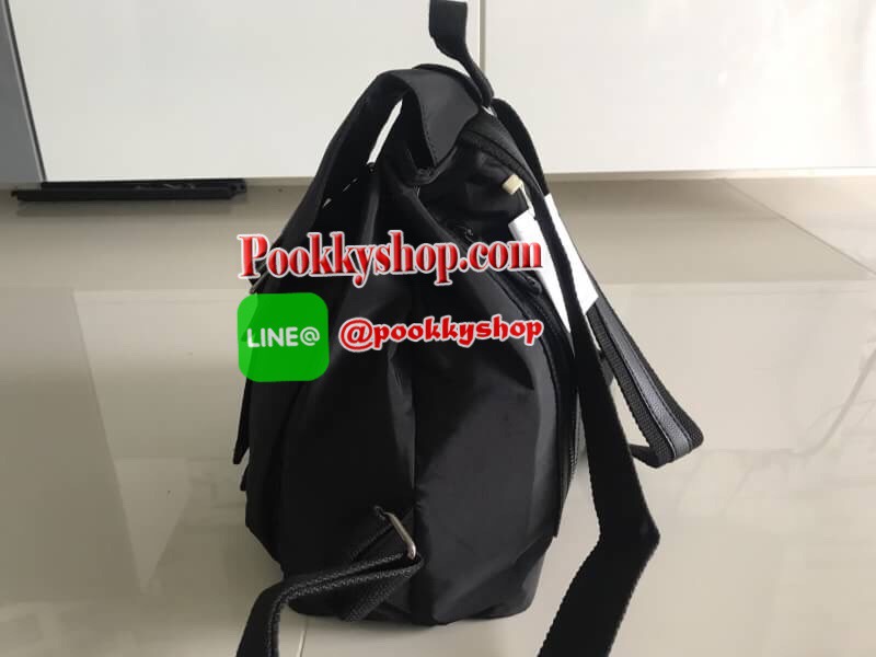 กระเป๋าสะพายหลัง Calvin Klein Backpack เป้ สีดำ พร้อมส่งที่ไทย 2017 กระเป๋าหนังสลับไนล่อน สุด chic มาพร้อมป้ายยี่ห้อ metal สีเงิน ตัดสีดำ อย่างโดดเด่น ข้างหลังมีซิปเปิดปิดได้ค่ะ ช่องกระเป๋าปกติใช้สายรูด แบบขนมจีบ ล็อคด้วยกระดุมเป๊ก สะดวกสบายและจุของได้เย