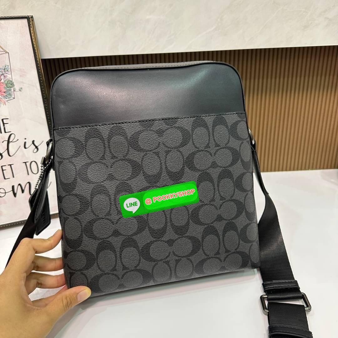 COACH Houston Flight Bag In Signature ((73336)) พร้อมส่งอีกครั้งค่ะ รุ่นที่คุณผู้ชายต้องมีติดตัว! กระเป๋าสะพายครอสบอดี้ร์ หนังแท้ หนังนิ่มดีค่ะ ด้านหน้าเป็นช่องซิปยาวให้หนึ่งช่อง เปิดปิดกระเป๋าแบบซิปภายในโล่ ใส่ของได้เยอะพอประมานเลยนะคะ พร้อมช่องแยกย่อย ใ