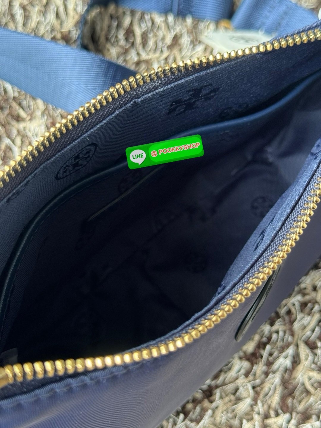 Tory burch nylon web mini hobo เป็นอีกหนึ่งตัวเลือกที่น่าสนใจสำหรับคนที่กำลังมองหากระเป๋าที่เน้นการใช้งาน ดีไซน์เรียบง่าย น้ำหนักเบา เน้นการใช้งานเป็นหลัก อีกทั้งยังมีสายสะพายแบบสปอร์ตช่วยคุณสะพายบนไหล่หรือครอสบอดี้ได้สะดวก ที่สำคัญ ผลิตจากผ้าไนลอนที่มีคว