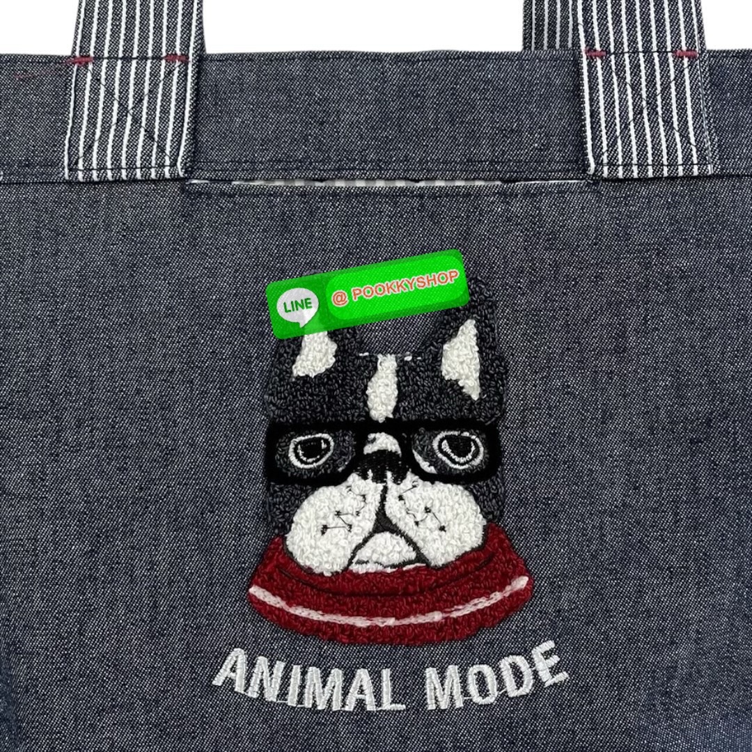 กระเป๋ามินิ Kusuguru Paulo Dyed Denim & Hickory ผ้าย้อมเส้นด้ายนี้มีเนื้อสัมผัสคล้ายผ้าเดนิม ต่างจากผ้าเดนิม ตรงที่ทนทานต่อสีตกและมีน้ำหนักเบา ลายปัก Sagara สามมิติอันโดดเด่นสะดุดตานั้นน่าประทับใจอย่างยิ่ง กระเป๋าใบนี้มีขอบกระเป๋าที่กว้างและขนาดที่ใช้งานง