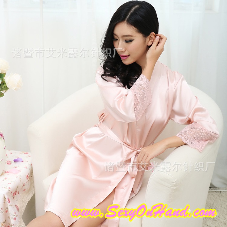 ชุดคลุม ผ้าไหม ชุดคลุมนอน ผ้าไหม สีเทาเงิน แต่งลูกไม้ปักซีทรู สีนูทพีชอ่อน ช่วงขอบแขนเสื้อ เนื้อผ้าหรูหราไฺฮโซ แบบPremium Grade +สายคาด เข้าชุด