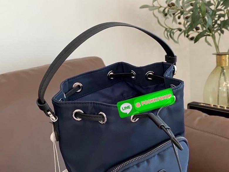 “🖤 Tory Burch Logo-Plaque Bucket Bag – ดีไซน์เรียบเท่ ถือได้ สะพายได้ ครบทั้งความจุและความชิค ✨ วัสดุ ไนลอน แต่งหนัง เบา จุของดี เหมาะกับวันทำงาน หรือวันสบาย ๆ ขนาด 8.5 นิ้ว | สภาพ ใหม่ 100% พร้อมส่ง