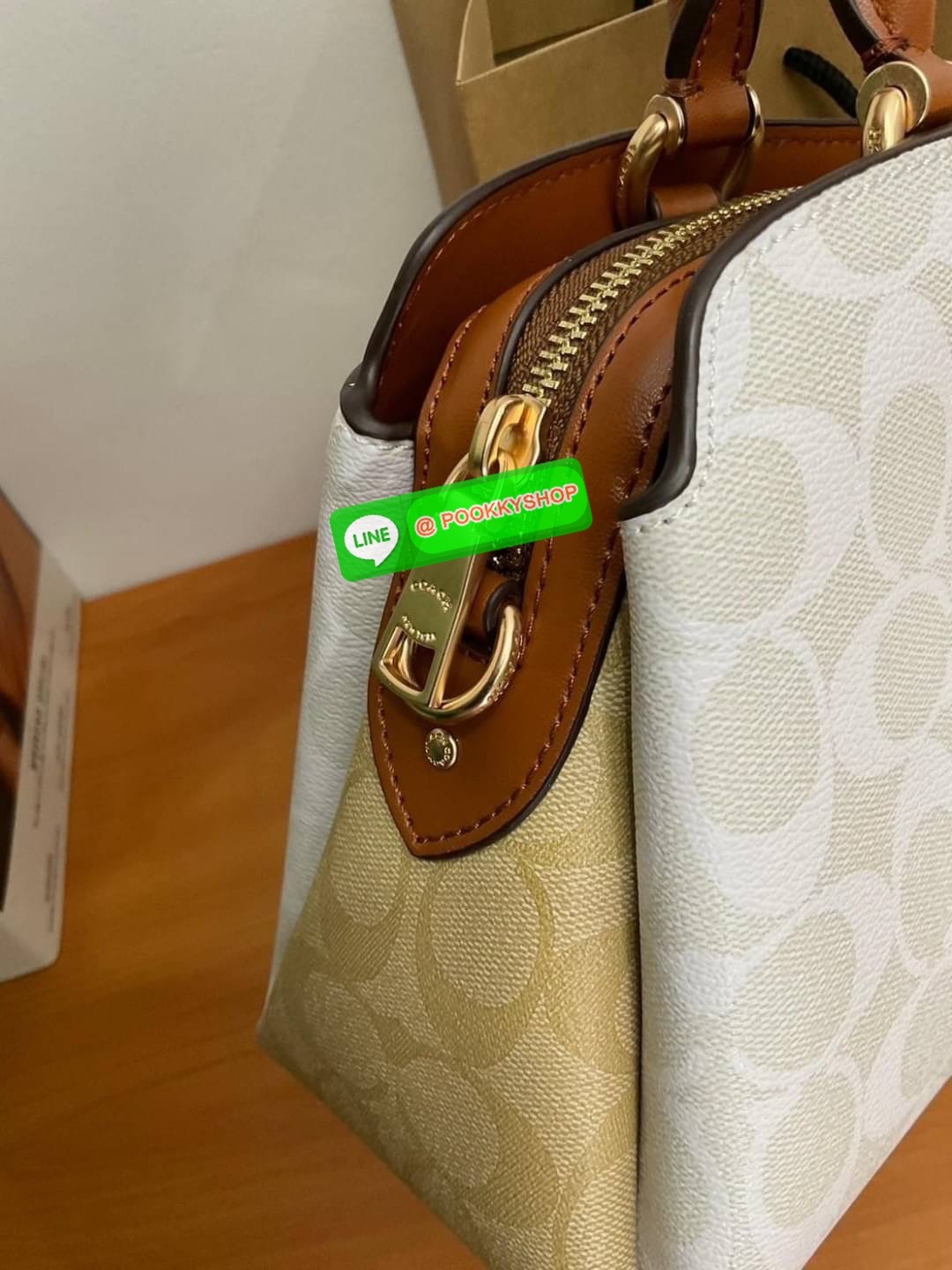 COACH MINI LILLIE CARRYALL IN SIGNATURE CANVAS ( C267 ) ทรงถังมินิ กระเป๋าสะพายไหล่ หรือ สะพายข้าง ขนาดกำลังน่ารัก ผ้าใบเคลือบซิกเนเจอร์แบรนด์ หนังเรียบลื่น แบ่งเป็น 3 ช่องใช้งาน ช่องซิปตรงกลาง| 2 ช่อง ปิดด้วยกระดุมแป๊ก ซับในผ้า สายยาวถอดออกได้