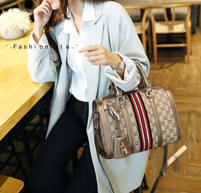 สินค้า Lot ใหม่ สีมาใหม่พร้อมส่งค่ะ งานติดอันดับ Best Seller รายละเอียดวัสดุเหมือนเป๊ะทุกจุด!! << LUX'N CHARMING SPEEDY BAGS >> ที่สุดของความหรูหราเลอค่า สินค้าแฟชั่นระดับไฮเอนด์ Collection ใหม่งาน High Quality กระเป๋าถือทรงหมอนสปีดี้ วัส