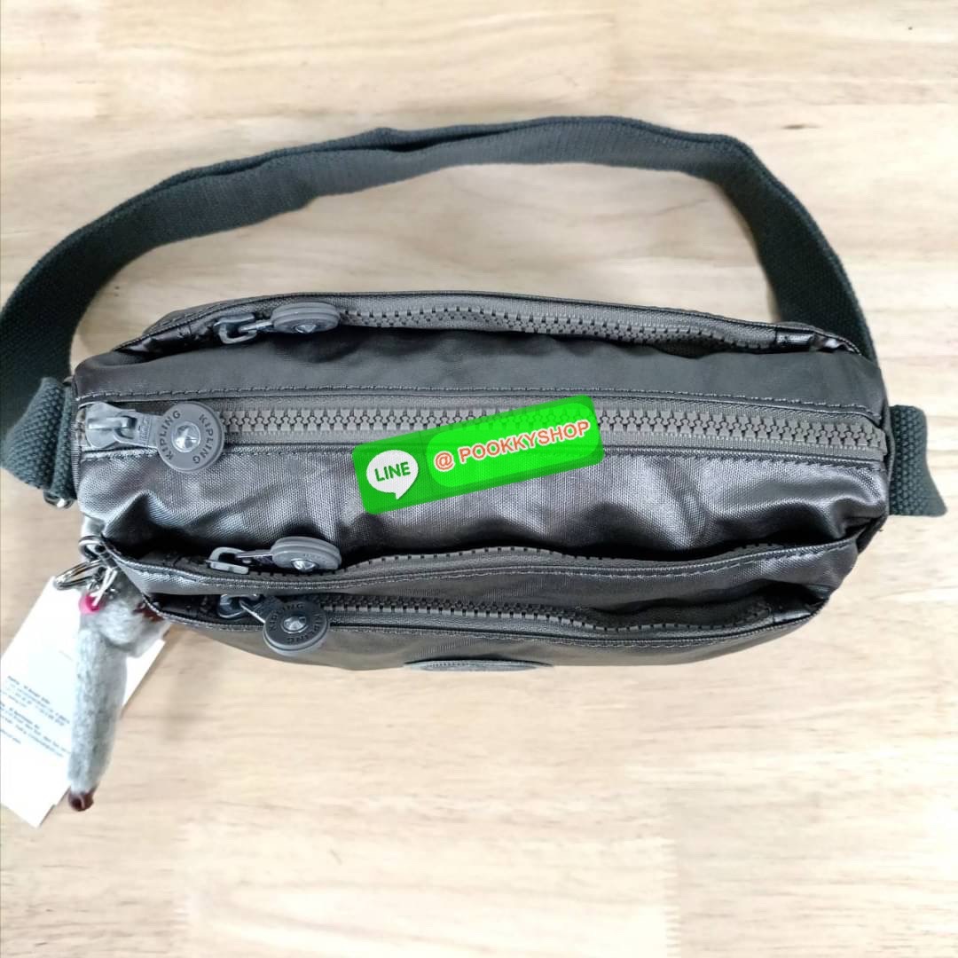 KIPLING Mini Crossbodybag กระเป๋าสะพายข้างขนาดกะทัดรัด ผลิตจากวัสดุ Nylon + ซับใน Polyester100% มีช่องใช้งานแยกย่อยมากถึง 4 ช่อง -ด้านหน้ามีช่องซิป 2 ช่อง -ช่องหลักโล่ง กว้าง จุของใช้ได้เยอะ -ด้านหลังมีช่องซิปอีก 1 ช่อง มาพร้อมพวงกุญเเจลิง สายสะพายยาวสมาร