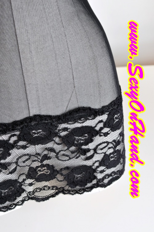 ชุดนอน เซ็กซี่ ชุดซีทรู ชุดนอน สายเดี่ยว ชุดยั่วน้ำลาย ชุดลูกไม้ เนื้อผ้าบางเบา สีดำ ผ้าลูกไม้ นุ่ม เกรด AA แต่งแถบลูกไม้ช่วงอก พร้อมโครงเหล็กซ่อนด้านในเพื่อช่วยเน้นช่วงเนินอก ขอบล่างแต่งแถบลูกไม้ กว้าง4-5 นิ้ว เพิ่มความเซ็กซี่ มากๆ สวยหรู เหมือนในรูปเ