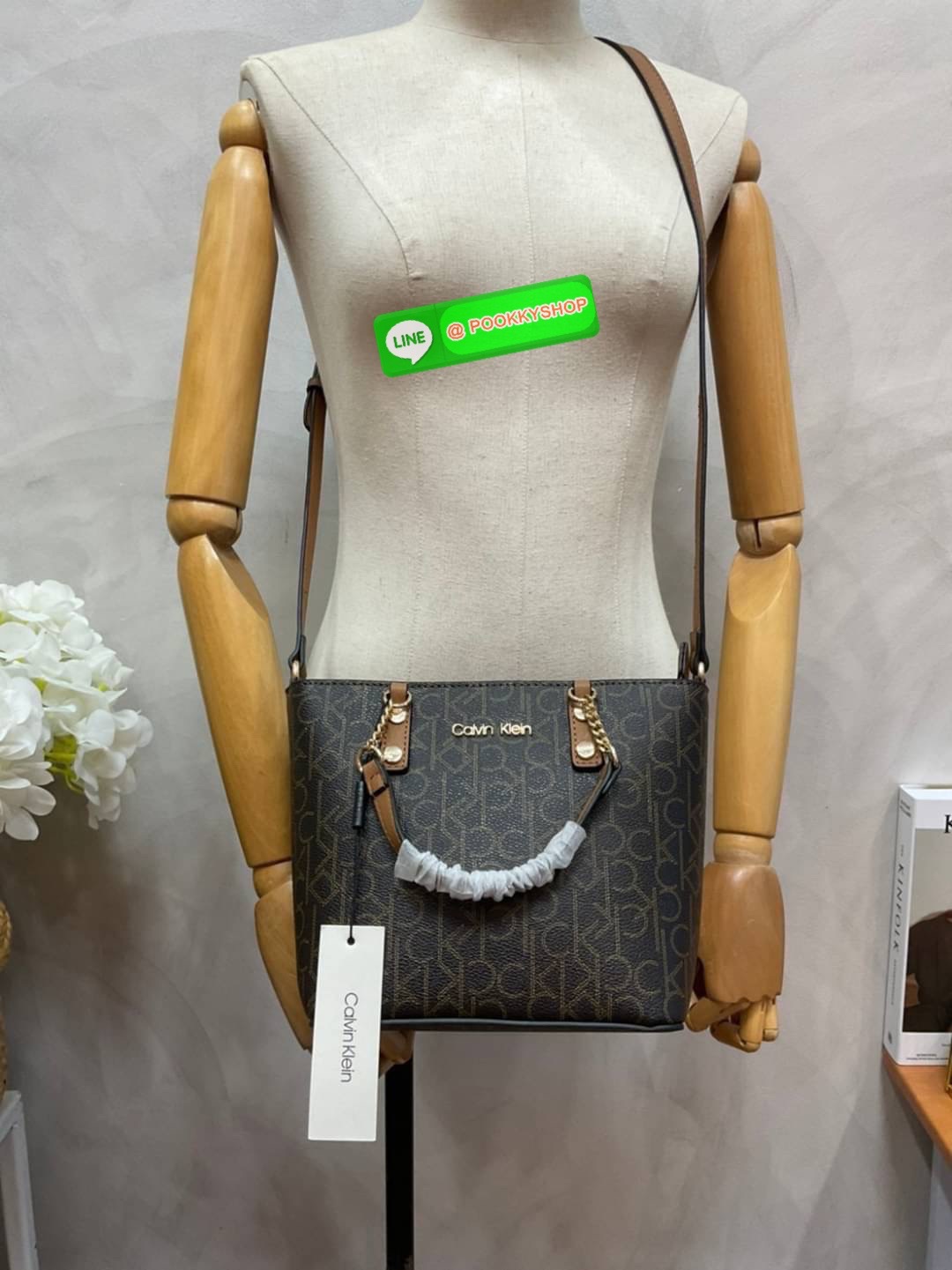 Calvin Klein Monogram Shopping Bag คอลเลคชั่นใหม่ล่าสุด ของมันต้องมี สวยหรูดูแพงมาก สำหรับรุ่นนี้!!! กระเป๋าถือ/สะพาย Crossbody รุ่นใหม่ชนช้อป รุ่นยอดนิยม วัสดุ PVC คุณภาพดี น้ำหนักเบา ด้านหน้าประดับด้วยโลโก้แบรนด์ ตัวกระเป๋าลาย monogram สวยหรู รอบใบ มาพร