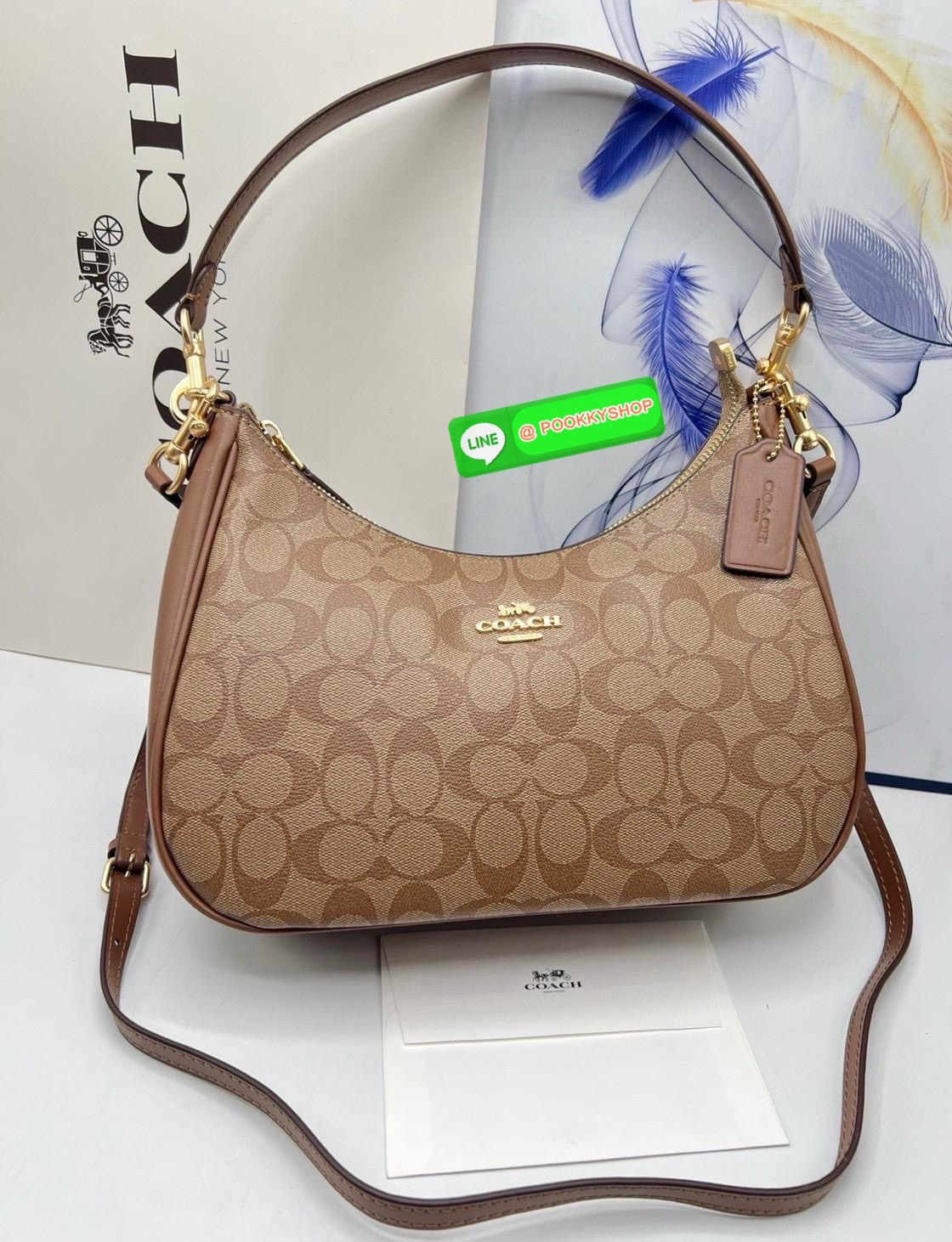 Coach Teri Hobo In Signature Canvas กระเป๋าคล้องไหล่และสะพายข้าง วัสดุแคนวาส+หนังแท้ เปิด-ปิดกระเป๋าแบบซิป ภายในโล่ง มีช่องซิป1ช่อง ช่องใส่ของจุกจิกอีก1ช่อง ด้านหลังมีช่องซิป1ช่อง มีสาย2เส้น สำหรับคล้องไหล่และสะพายข้าง