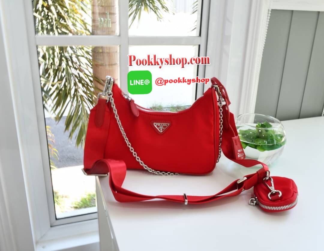 PRADA nylon mini รุ่นใหม่ มาแรง!!! ไอเท็มยอดฮิต วัสดnylon กันน้ำ มีสาย2แบบ สายยาวปรับระดับได้ฟรีไซด์และสายโซ่คล้องแขน มีป้ายแท็คหนัง อย่างดี และกระเป๋าใส่เหรียญน่ารักๆ อะไหลเงินปั้มแบรนด์แท้ทุกจุด ทรงสวย ถอดเปลี่ยนสายได้ เปิดปิดด้วยซิป ด้านในมีป้ายโลหะแบร