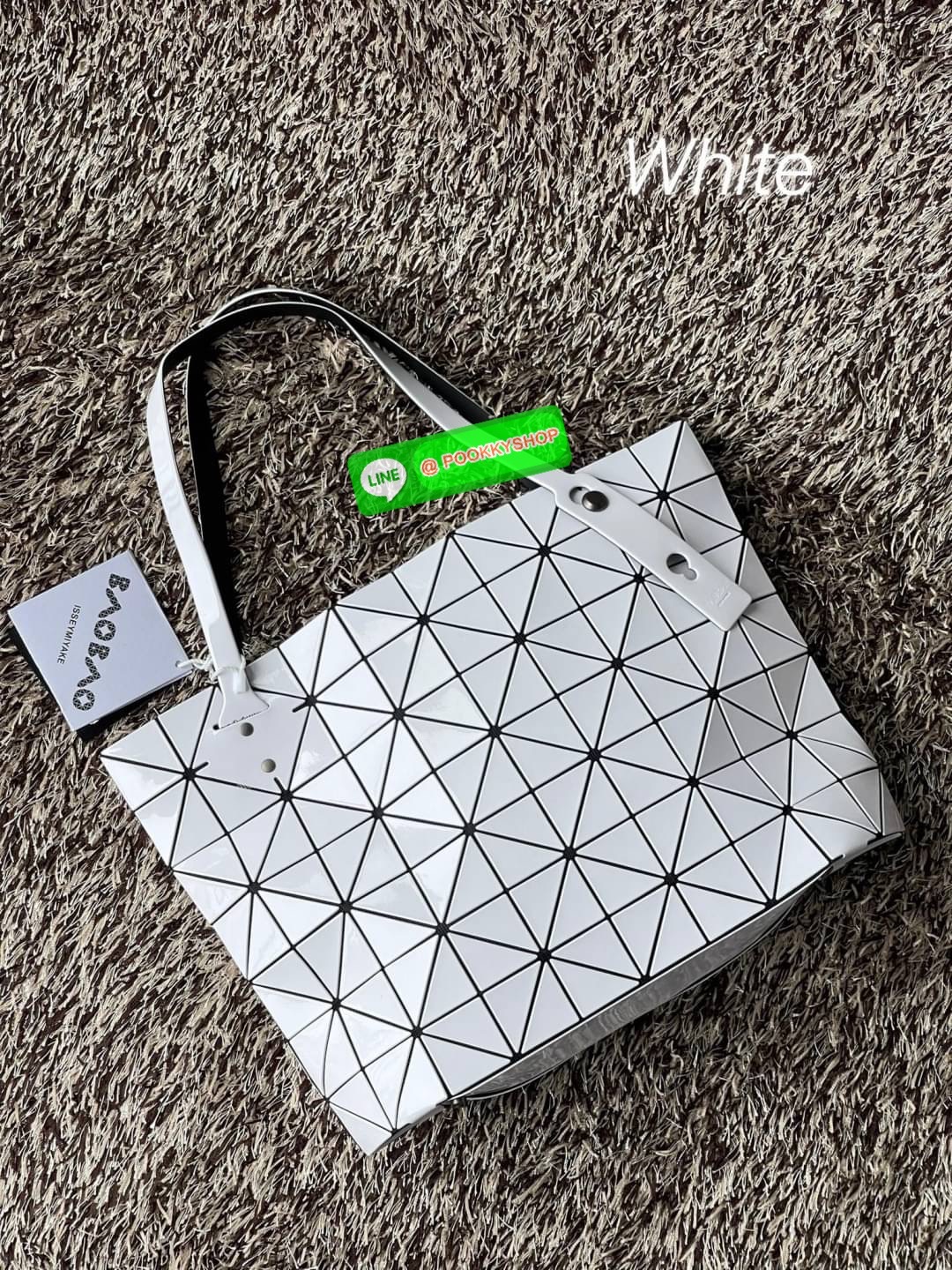 💕 Bao Bao Issey Miyake ROCK MATTE ซีรีส์นี้จะเป็นทรงสี่เหลี่ยมผืนผ้า มีซิปปิดด้านบน ถือเป็นรุ่นที่เหมาะกับการใช้งานในชีวิตประจำวัน สามารถพับมุมและบริเวณด้านล่างของกระเป๋าเพื่อเพิ่มความสะดวกสบายในการใช้งาน ทั้งยังช่วยให้วางกระเป๋าในแนวตั้งได้อีกด้ว