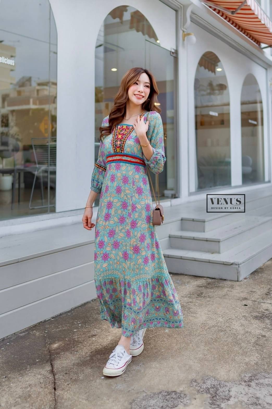 I'm Lady By Venus Bohemain flora MaxiDress แม๊กซี่เดรสพิมพ์ลายดอกไม้ ตามสไตล์โบฮีเมี่ยน ช่วงอกแต่งงานปักอย่างดีนะคะ แขนแต่งพองเล็กน้อยเก๋สุดๆคะ แม๊ทกับรองเท้าผ้าใบก็เก๋คะ