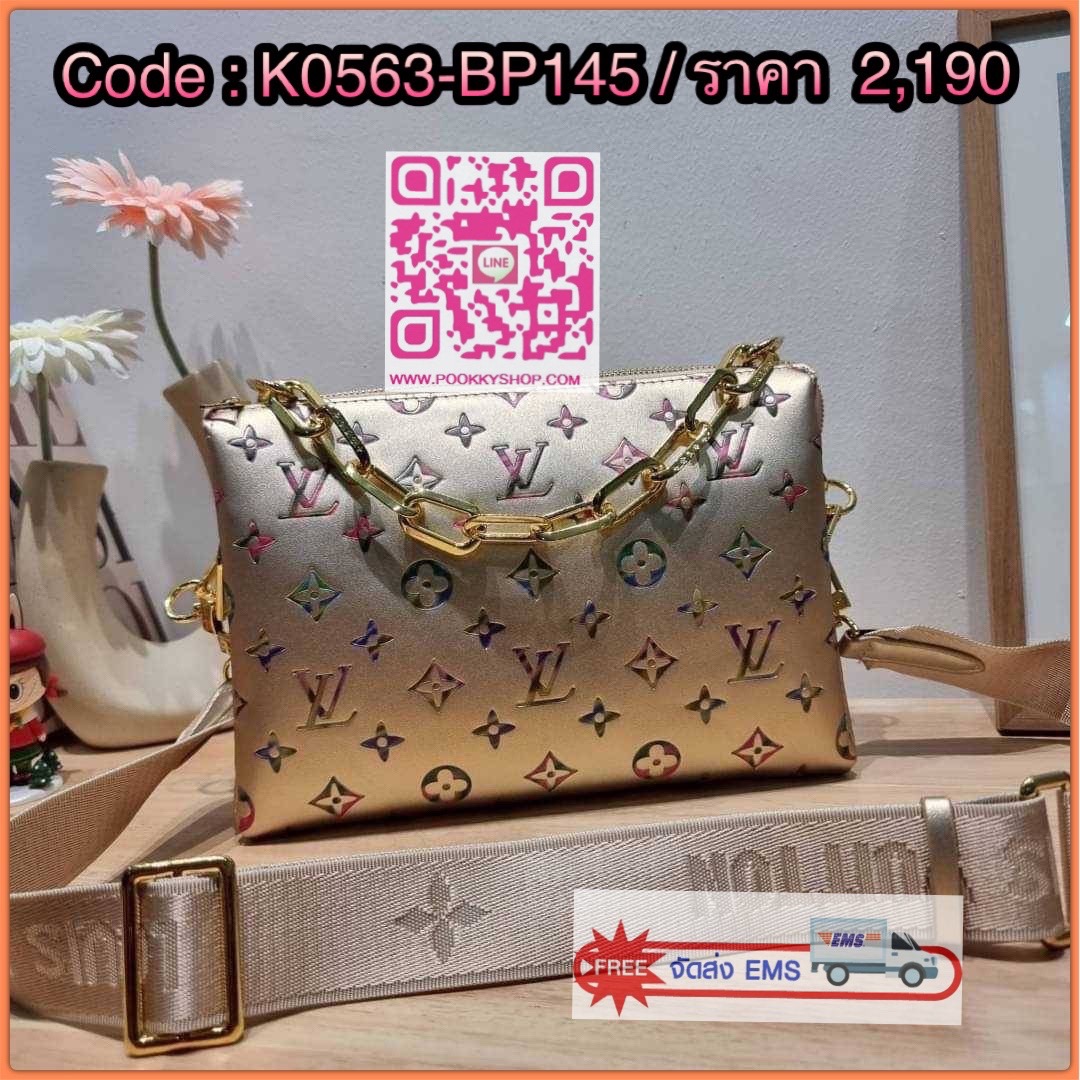 NEW IN!! LV HANDLE POUCH MONOGRAM LIMITED EDITION กระเป๋าสะพายกึ่งคลัชท์ สุดล้ำ ดีไซน์ใหม่ สีลิมิเต็ด ล่าสุดจากเคาน์เตอร์ duty free มาแรงมาก ด้วยความสวยปังตั้งแต่แรกเห็น วัสดุหนังแกะปั๊มลายสวย มาพร้อมสาย 2 เส้น เชิดๆสับๆ มีสายโซ่ที่มีดีเทลละเอียดไม่ซ้ำ แล