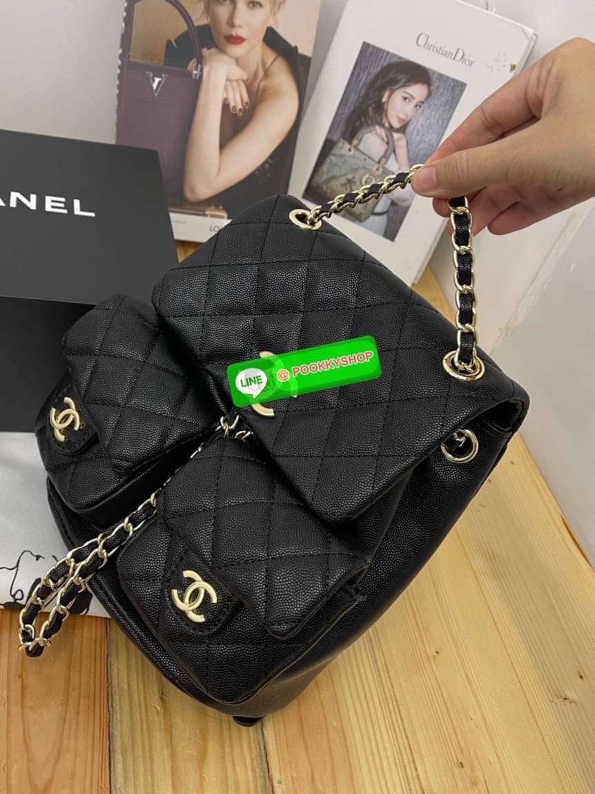 CHANEL 22A Duma Backpack in Black Lambskin Hot item! Chanel duma backpack กระเป๋าเป้ ไซส์น่ารัก ไอเท็มยอดฮิตจากเคาน์เตอร์ dutyfree รูปทรงทันสมัย วัสดุหนังแกะสัมผัสนิ่ม ดีเทลความสวยมากมาย ทั้งสายรูดเก็บปากกระเป๋า หรือจะช่องเปิดด้านหน้า ก็ดูหรูไปหมด ภายในโล