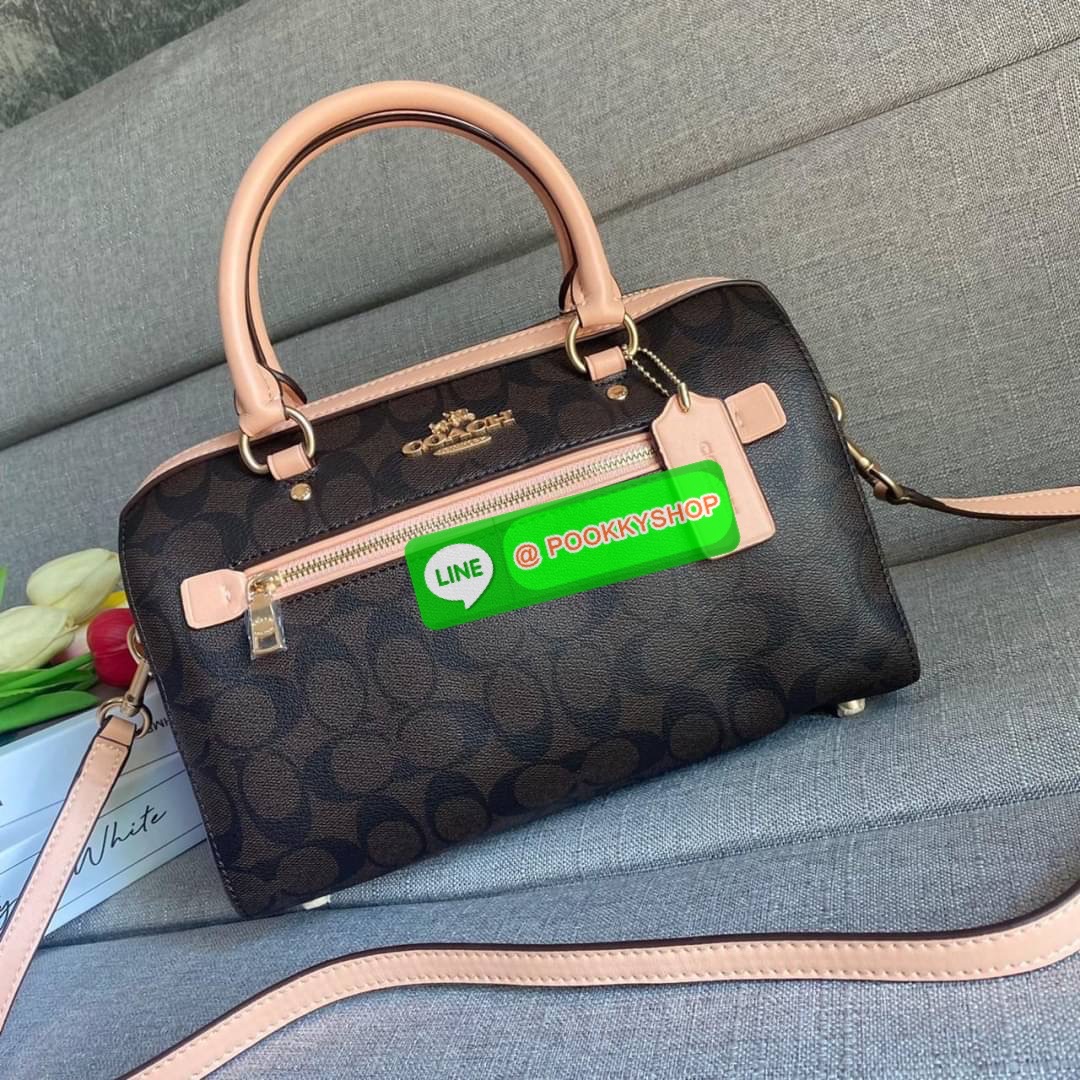 COACH ROWAN SATCHEL IN SIGNATURE CANVAS (COACH F83607) เป็นอีกรุ่นมาแรงสุดๆ ร้อนแรงไม่เบา โดดเด่นอย่างลงตัวกับรุ่นนี้ หมอน 10" รุ่นมีช่องซิปด้านหน้า สามารถแยกเก็บของสำคัญๆได้อย่างเป็นสัดส่วน สำหรับใครที่ชอบกระเป๋าที่จุของได้เยอะๆ รุ่นนี้ตอบโจทย์ได้เล