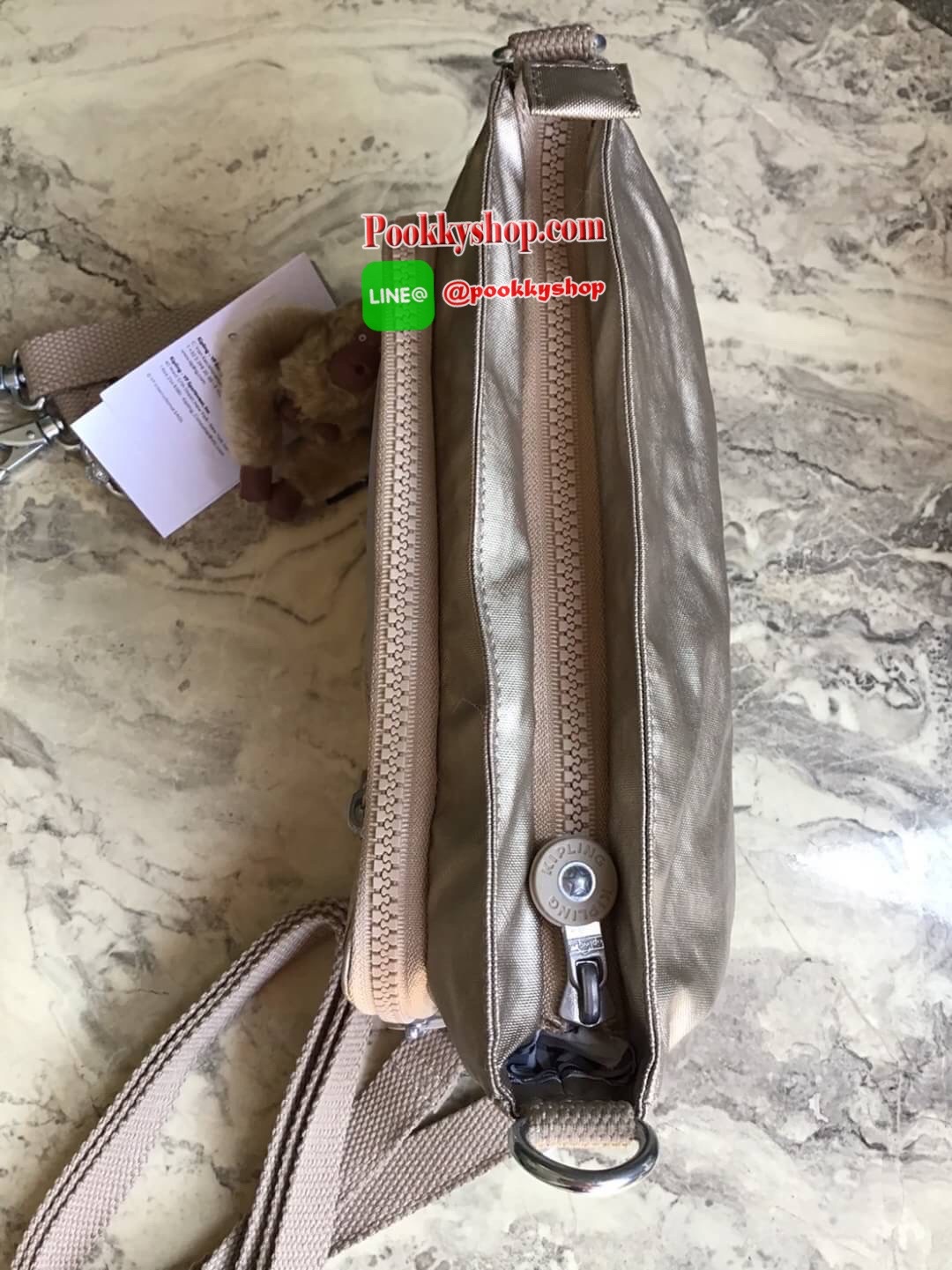 Kipling milos crossbody bag (K13696) กระเป๋าสะพายข้าง crossbody ขนาดกำลังดี มี 2 สาย สายสะพายสั้น ถือเป็นทรงพอรช์(pochette)ถอดเปลี่ยนสลับกับสายยาวได้ มีช่องซิปใช้งาน3ช่อง 2ช่องใหญ่ภายในมีเล็กแยกเป็นสัดส่วน ใส่มินิไอแพค กระเป๋าสตางค์ยาวได้ ด้านหน้ามีช่องซิ