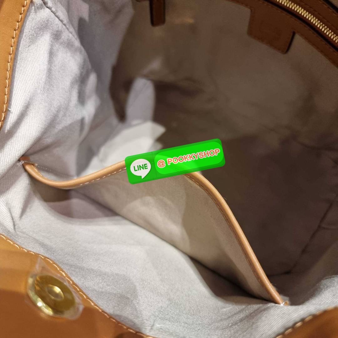 MCM MEDIUM ESSENTIAL DRAWSTRING BAG IN VISETOS กระเป๋าสะพายทรง bucket ไซส์ medium ใบใหญ่กำลังดี รูดเปิด-ปิดด้วยหนัง และยังมีกระดุมแม่เหล็กติดกันของหล่น พิเศษที่มีสายสะพายให้ 2 แบบ สายคล้องไหล่หรือถือได้ และสายสปอร์ตสะพายข้าง วัสดุหนังแคนวาสคุณภาพดี ภายในโ