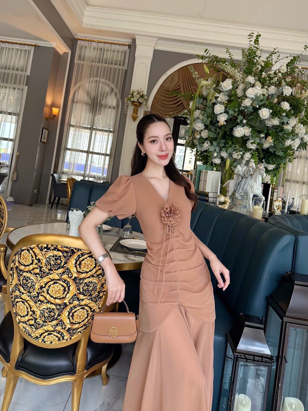 เดรสแฟชั่น Mocha Blossom Dress – เดรสชีฟองผูกอก สีมอคค่านุ่มละมุน