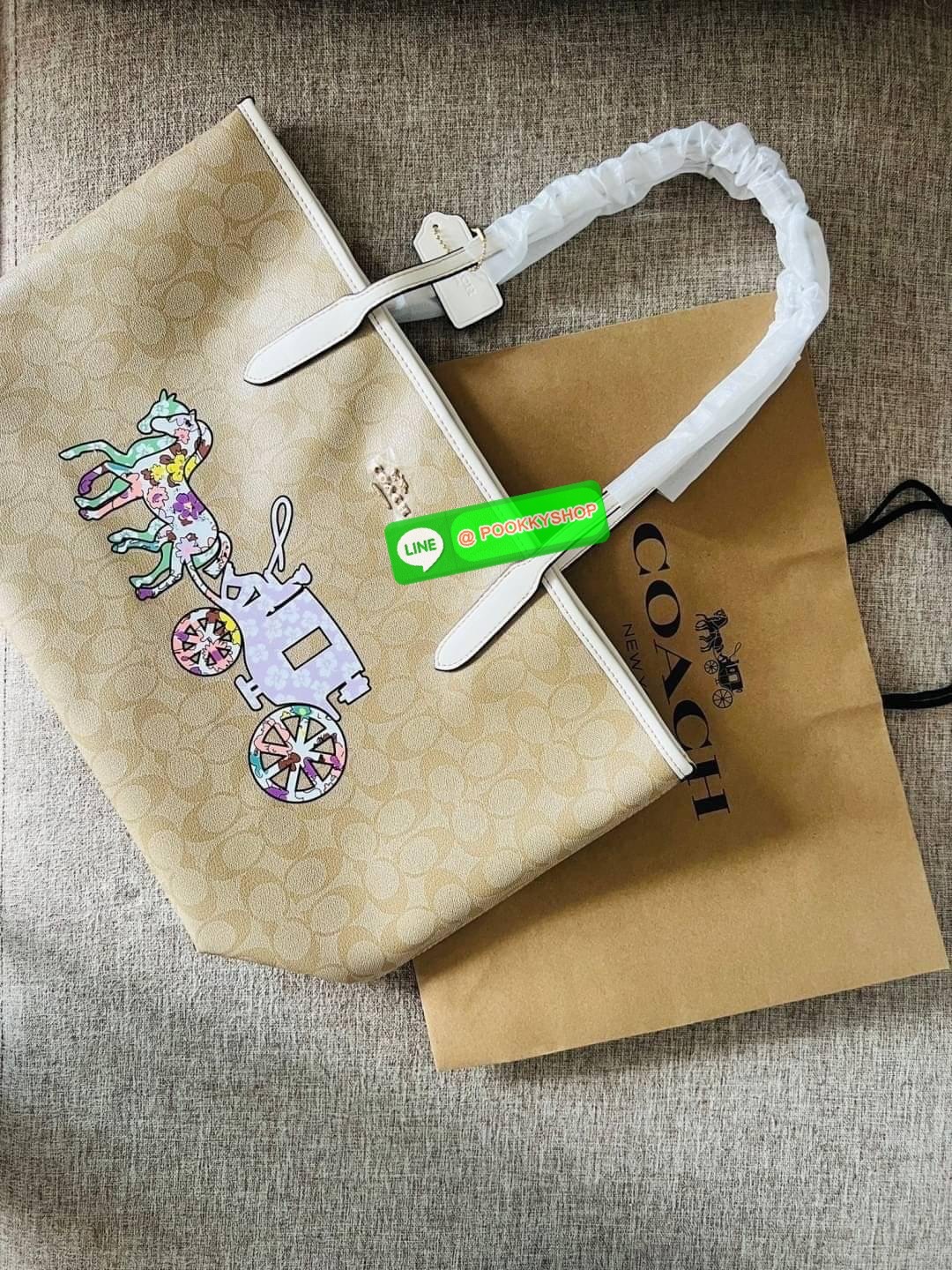 NEW 🌟🌟 CITY TOTE IN SIGNATURE CANVAS WITH HORSE AND CARRIAGE PATCHWORK GRAPHIC Coach CA607 City Tote ในแคนวาสซิกเนเจอร์ สี Gold/Light Khaki Multi ผ้าใบเคลือบซิกเนเจอร์และหนังเรียบ ด้านในกระเป๋าซิป ปิดสแน็ป หูจับ 10" ดรอป