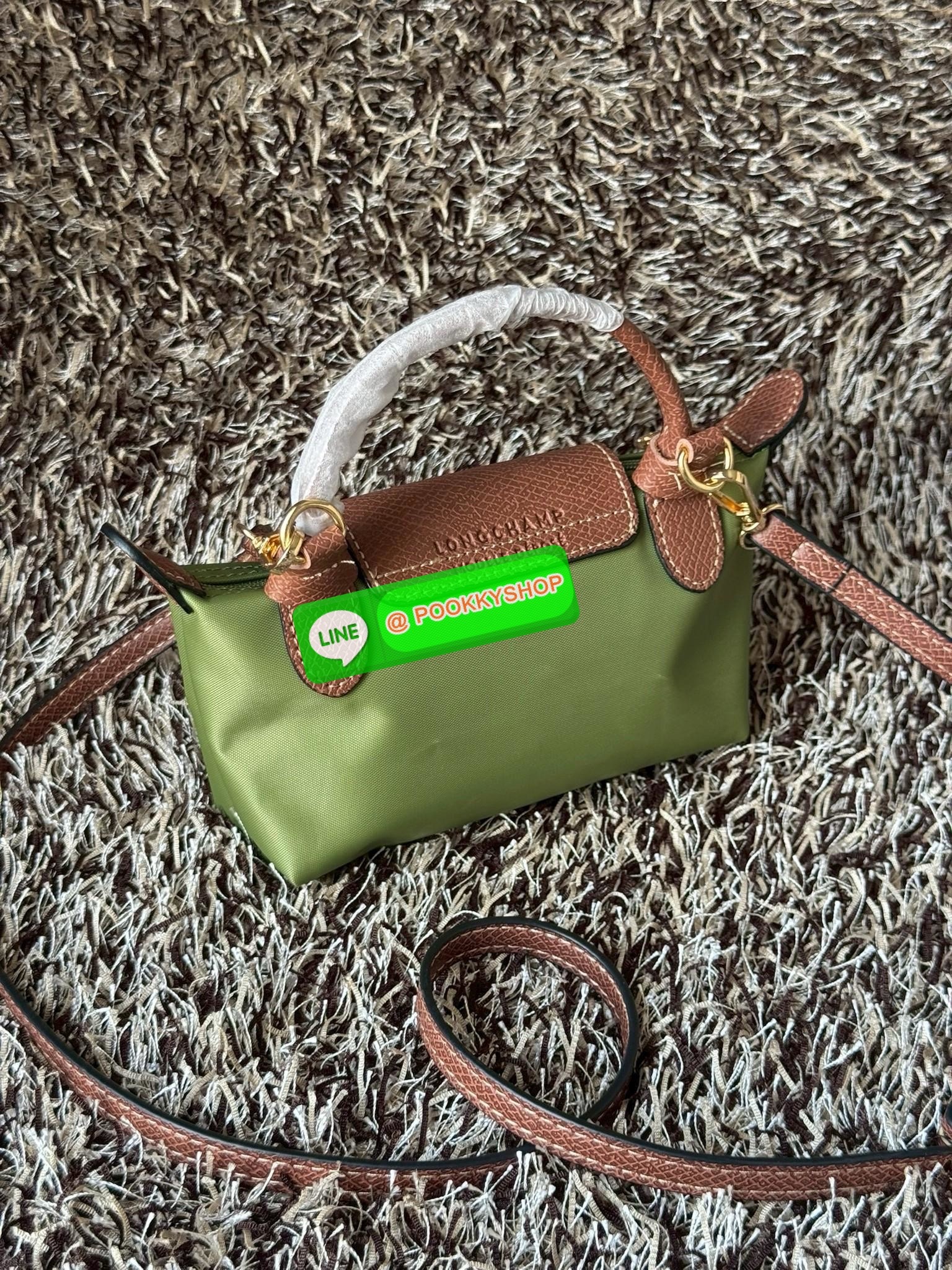 LONGCHAMP LE PLIAGE ORIGINAL X Labubu Pouch with handle เป็นการร่วมงานกัระหว่างแบรนด์ และยังกระเป๋าถือขนาดมินิทรงpouch ที่ด้านหน้ามีลวดลายน้องลาบูบู้ในแบบต่างๆ เปิดปิดระบบสองชั้น ได้ว่าของด้านในมีความปลอดภัย เหมาะอย่างยิ่งสำหรับสาวๆที่ชอบกระเป๋าขนาดมินิไซ