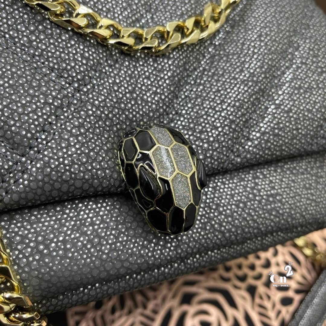 BVLGARI SERPENTI CABOCHON CROSS BODY BAG กระเป๋าสะพายข้าง bvlgari ทรงนี้เป็นทรงคลาสสิคของแบรนด์เลยค่า คือใบนี้แกะแบบมาเป๊ะมากๆ สายสะพายสามารถดึงสั้นยาวได้สวยถูกใจแม่มากห้ามพลาดเลยจ้า