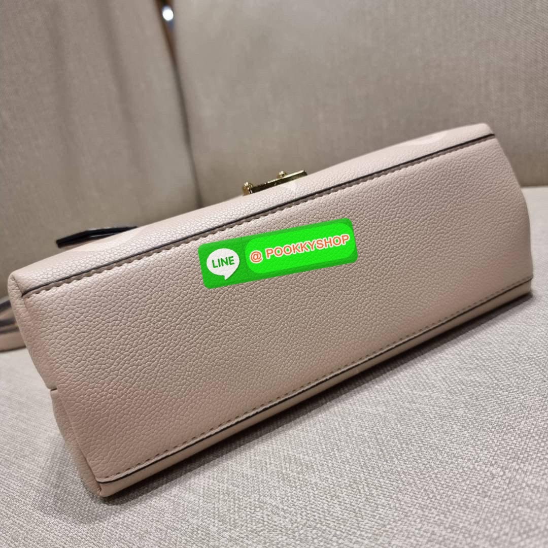 LV MADELEINE BAG ใหม่ล่าสุด อีกหนึ่งรุ่นคลาสสิคหายาก จากเคาน์เตอร์ dutyfree ที่สาวๆรอคอย กระเป๋าถือ/สะพายข้าง ดีไซน์เรียบง่าย แต่เต็มไปด้วยดีเทลความหรู วัสดุหนังวัวปั๊มลายเอกลักษณ์ เปิด‐ปิดด้วยอะไหล่กดล็อคสีทองหรู และมีพวงหนังห้อยพิเศษแถมมาให้ด้วย ภายในแบ