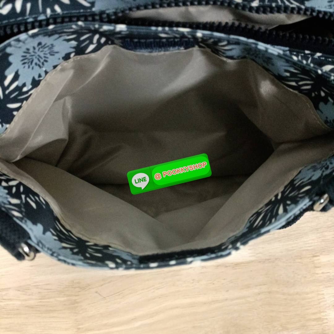 Kipling Damen Orelie Henkeltasche handbag กระเป๋าถือหรือสะพาย ขนาดกลาง วัสดุ Nylon 100% หูถือสูง 7 นิ้ว สายสะพายยาว 126ซม. มีช่องแยกใช้งานหลายช่อง ประกอบด้วย -ด้านหน้า ช่องซิปลึกถึงฐานกระเป๋า -ด้านหลัง ช่องซิปลึกถึงฐานกระเป๋า -ช่องใช้งานหลักด้านใน 3 ช่อง