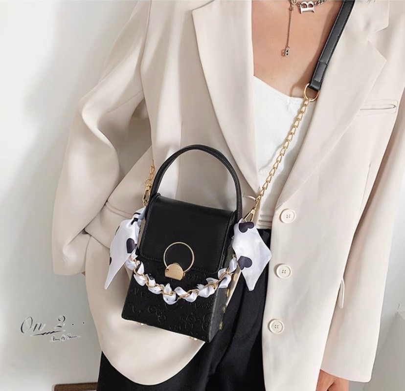 กระเป๋าสะพายข้างทรงกล่อง ไซส์มินิสะพายง่ายแมทเข้ากับทุกลุค สายสะพายยาวครอสบอดี้ได้ค่ะ ใส่โทรศัพท์ใส่ของจุกจิก