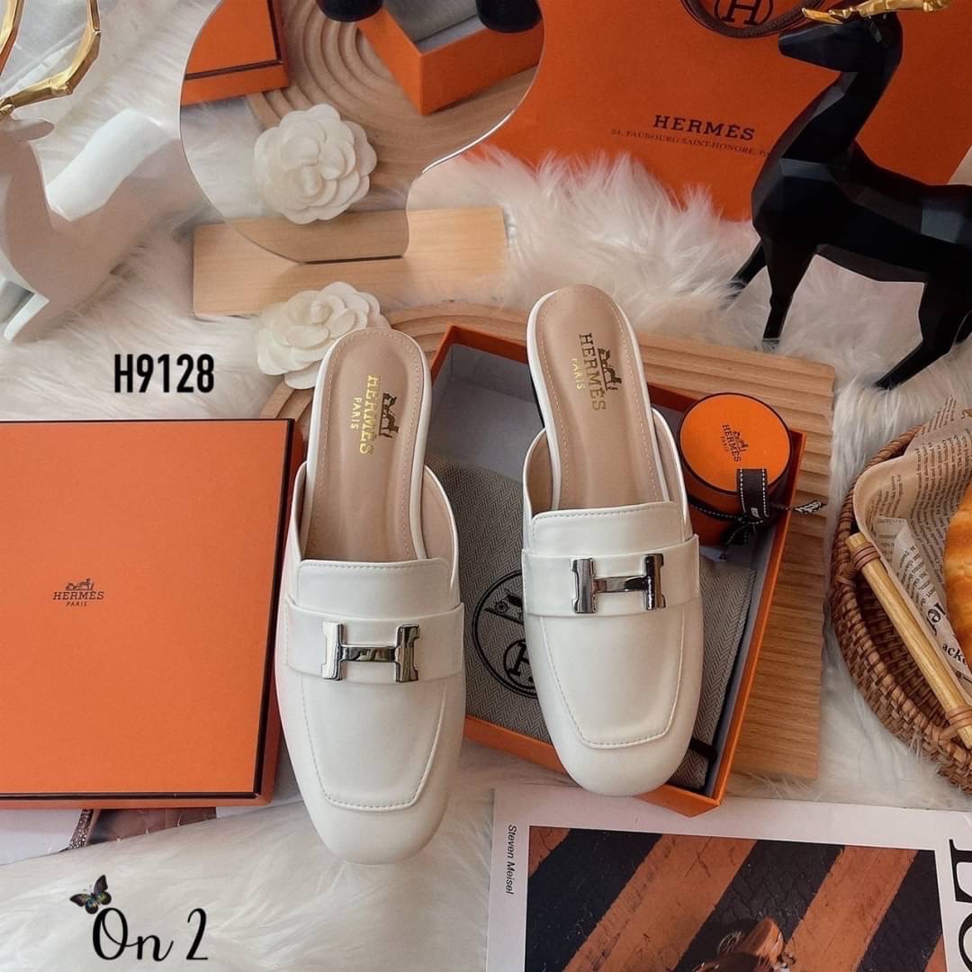 HERMES รองเท้าทรง slipper หน้าH สีเงินสวยหรู ทรงสวยอัพลุคให้ดูแพง ดูดี เสริมส้นเล็กน้อยสูง4cm.หนังนิ่มใส่สบายไม่กัดไม่บีบเท้าค่ะ