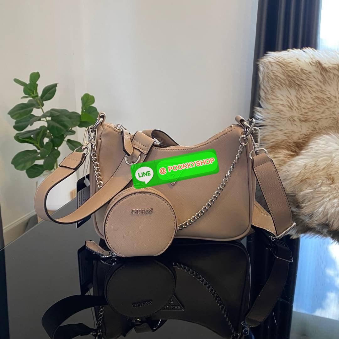 รุ่นใหม่ล่าสุด GUESS SHOULDER BAG ซื้อ1ได้ถึง2ไอเท็ม กระเป๋าพอชรูปทรงสวย เปิด-ปิดด้วยซิปด้านในโล่งกว้างมีช่องซิปใส่ของจุกจิก เพิ่มความน่ารักด้วย กระเป๋าใส่เหรียญใบเล็กทรงกลม เฝสามารถถอดใช้แยกได้ มาพร้อมสายโซ่สะพายไหล่ และสายสะพายยาวสามารถปรับระดับได้ฟรีไซ